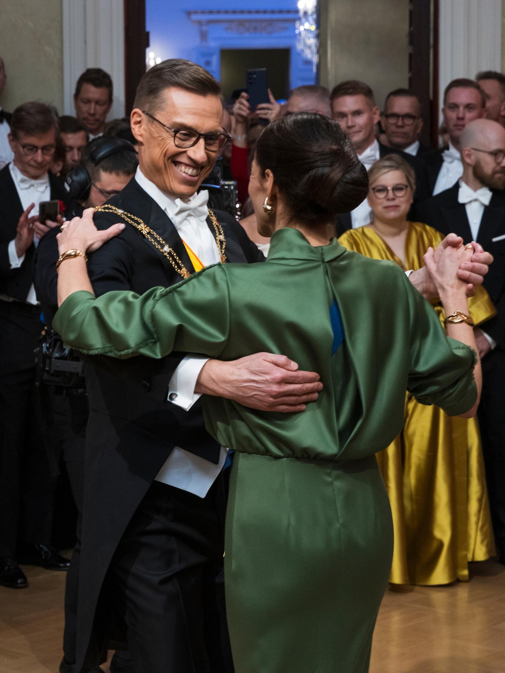Presidentti Alexander Stubb: ”Toivon, että opimme käyttäytymään toisia kohtaan” – Kaikki Linnan juhlista