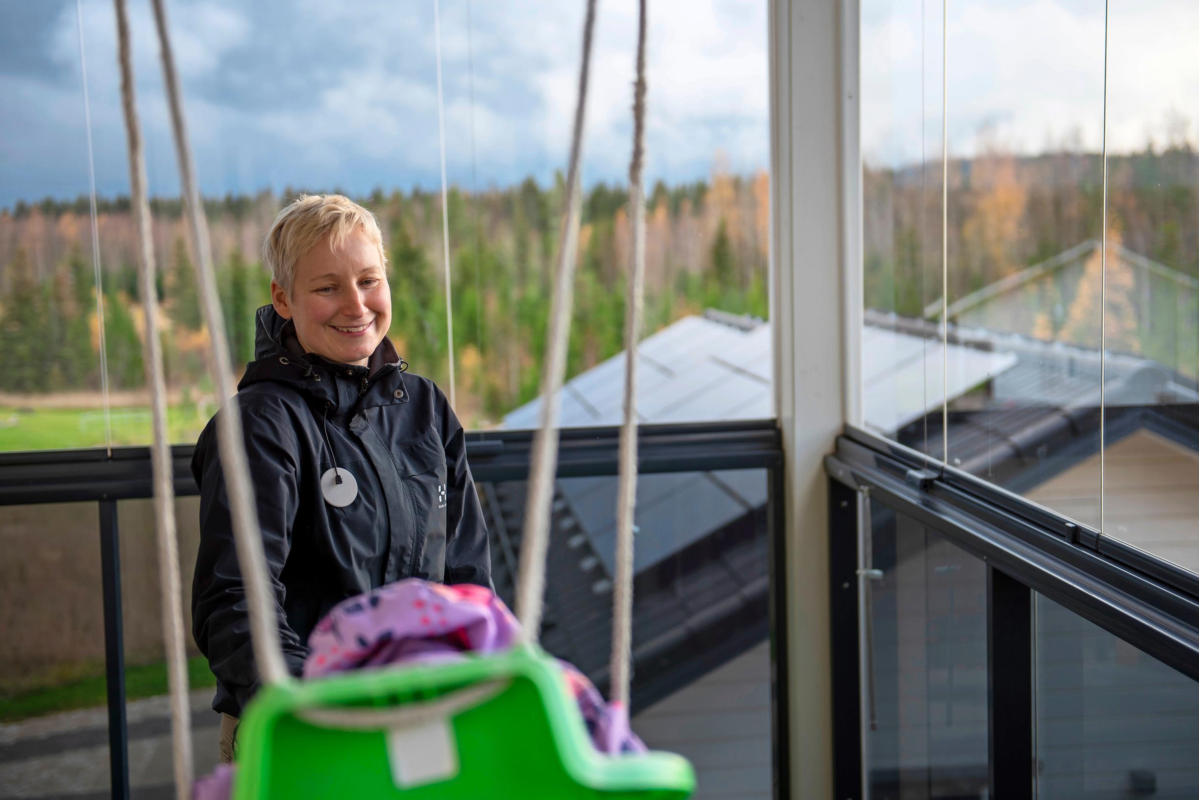 Aurinkosähkö: Parveke estää tuulta viilentämästä taloa talvella ja suojaa kesällä auringolta.