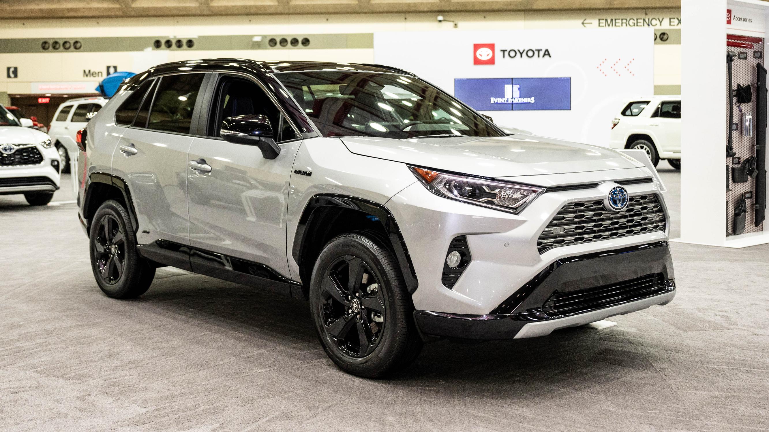 Miksi Suomi on hybridien luvattu maa? Syitä voi hakea verotuksesta, maantieteestä ja Toyotan markkinaosuudesta