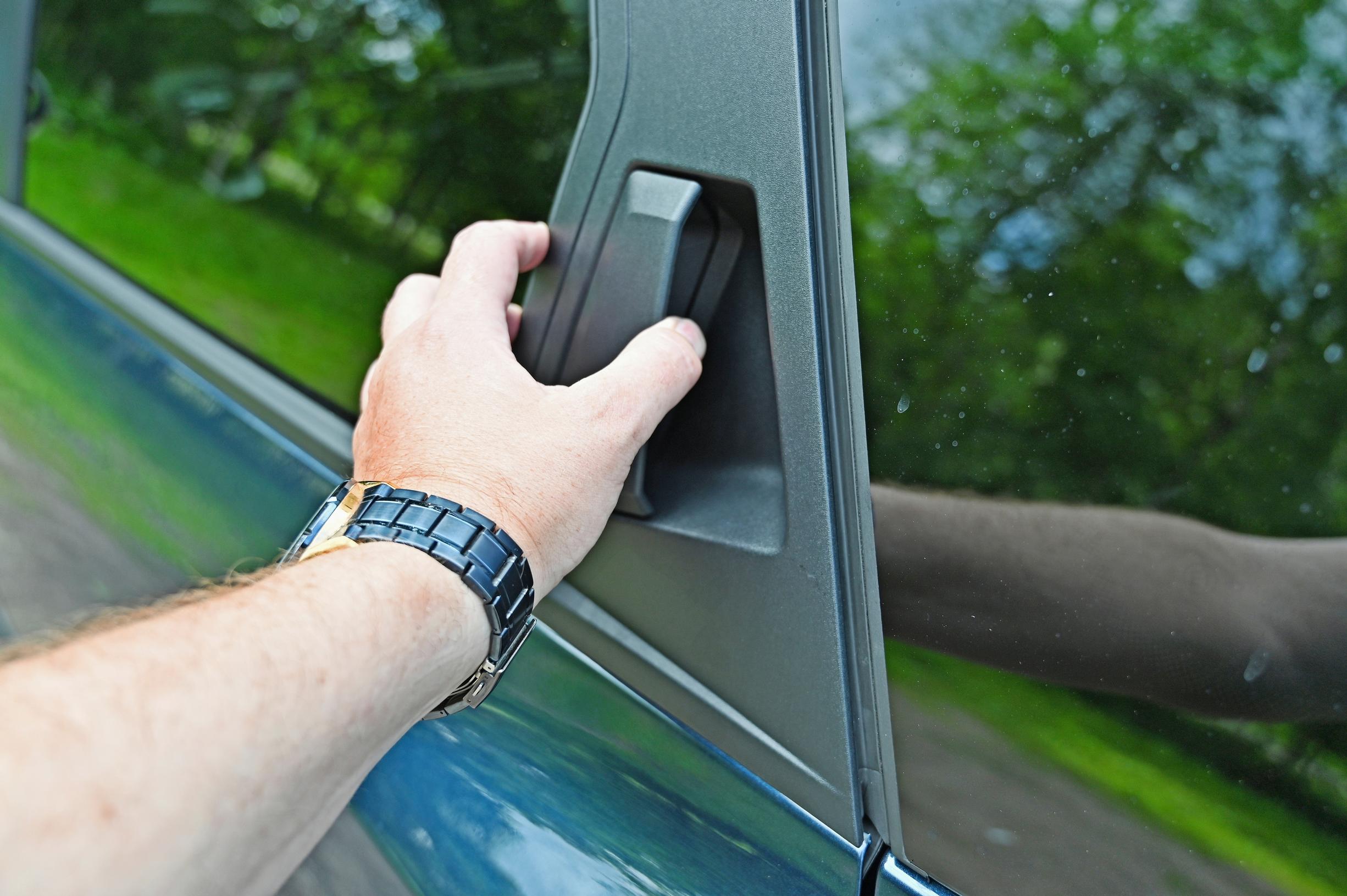 Dacia Bigsterin takaoven kahva ei ole kovin helppokäyttöinen. Bigsterin uusi metalliväri on Indigon sininen.