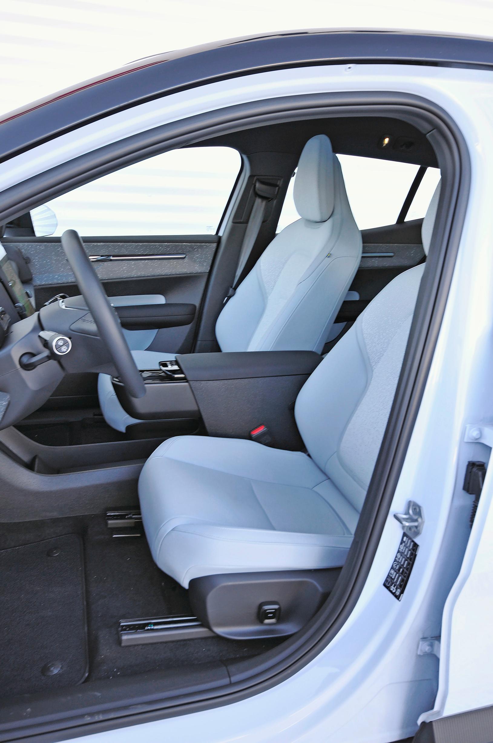 Volvo EX30:n etuistuimissa on kohtalaisen hyvä selkätuki, mutta istuinosa on optimoitu noin 165-senttisille.