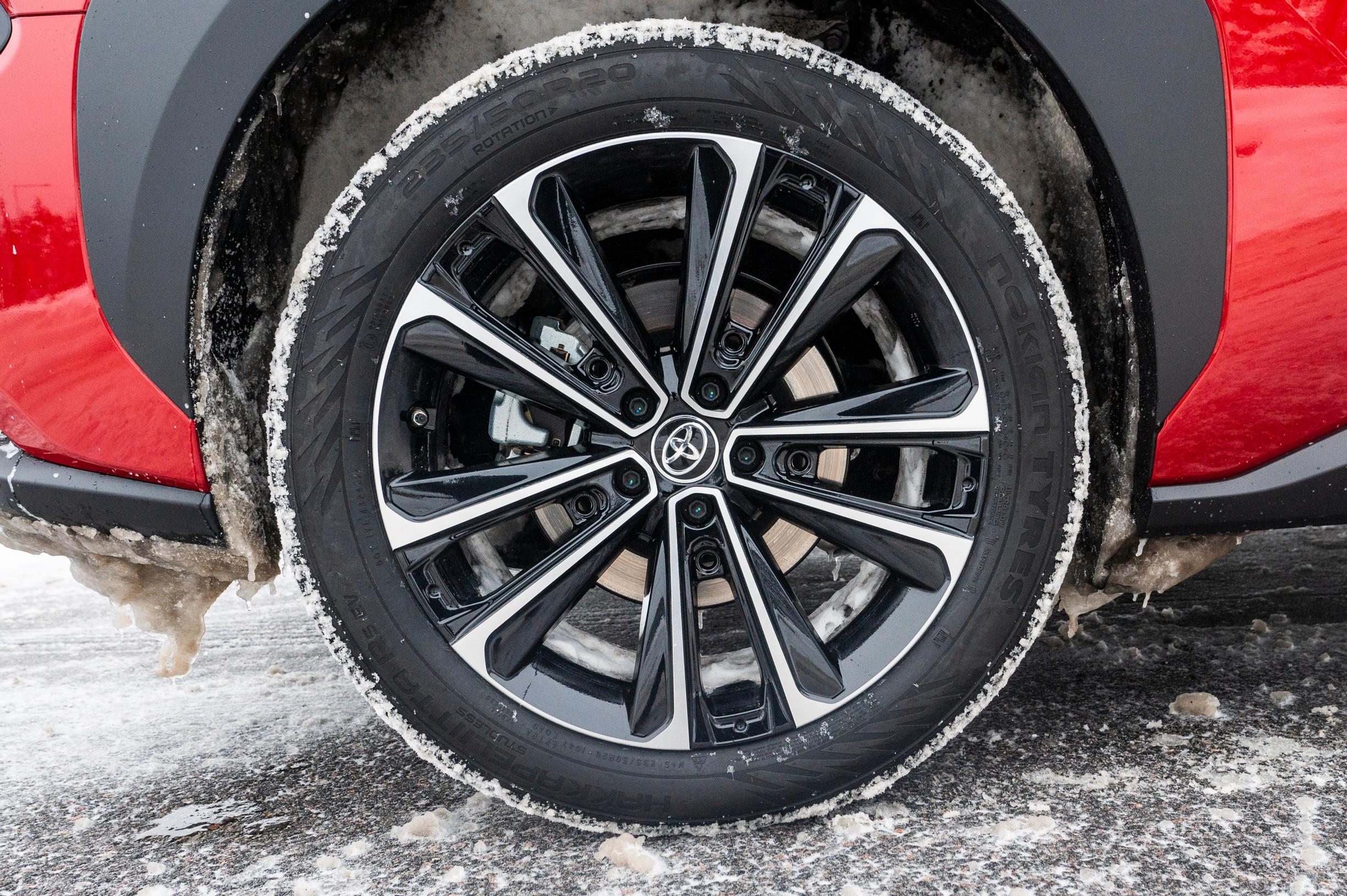 Toyota bZ4X Premium AWD vanteet ovat peräti 20-tuumaiset