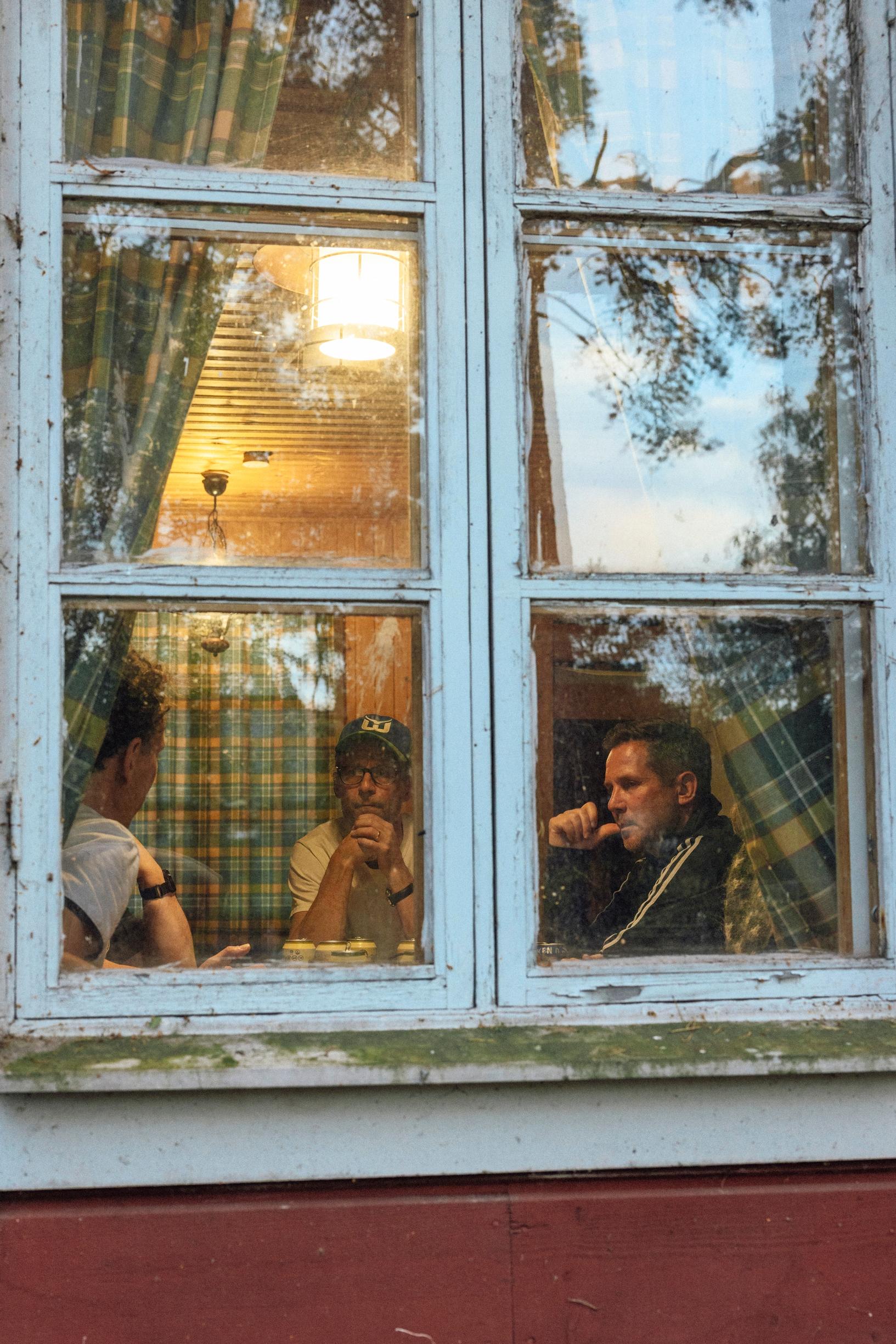 ”Haluaisin soittaa sille, puhua sellaista puhetta, mitä sen kanssa puhuttiin” – Viisi miestä pisti saunaan tulet ja istui puhumaan hiljattain kuolleista isistään