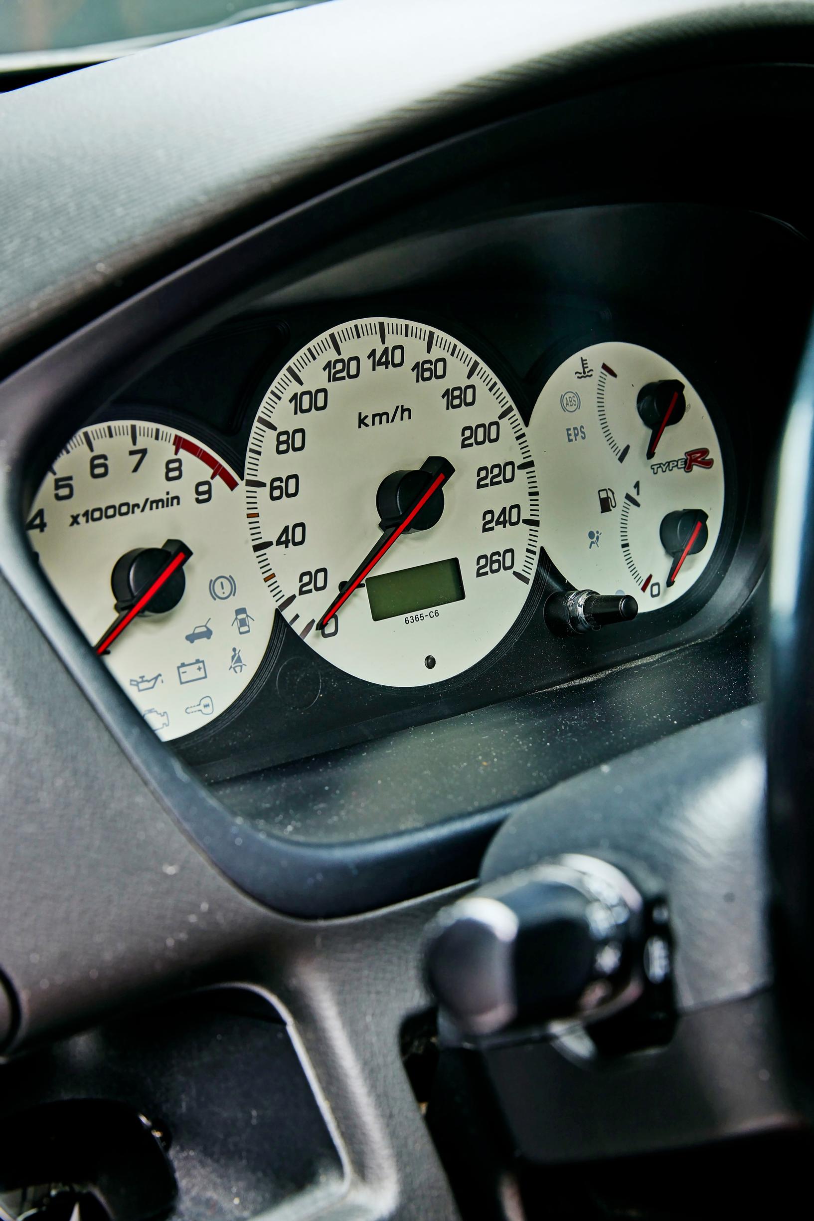 Honda Civic Type R:n valkopohjaista mittaristoa on helppo seurata. Moottorin punaraja alkaa vastaa 8000 rpm:n kohdalla.