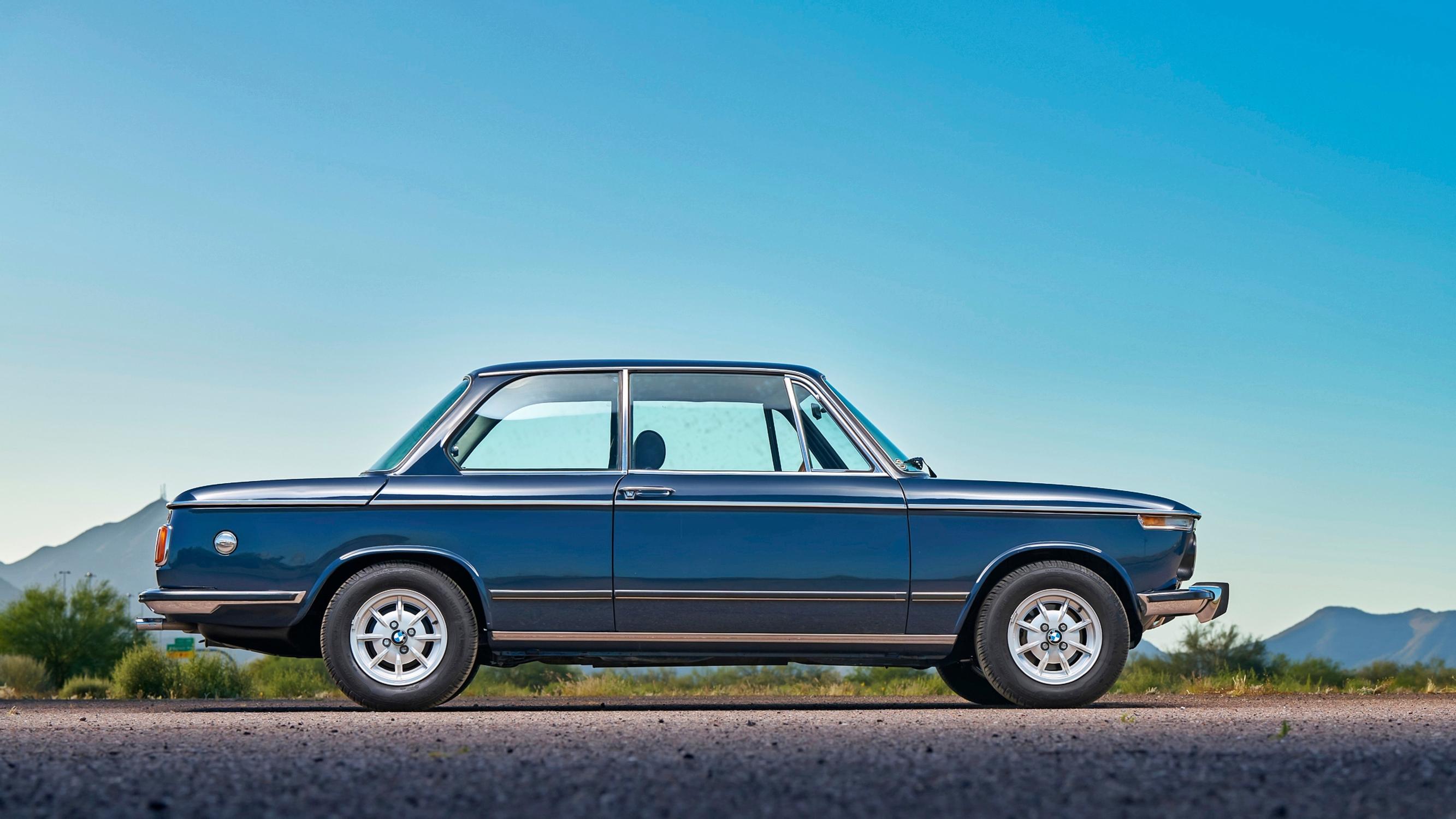 BMW 2002 | Ajamisen iloa ja asennetta löytyy vaikka muille jakaa. Tämä Bemu tarjoaa peppua jokaisessa kaarteessa.