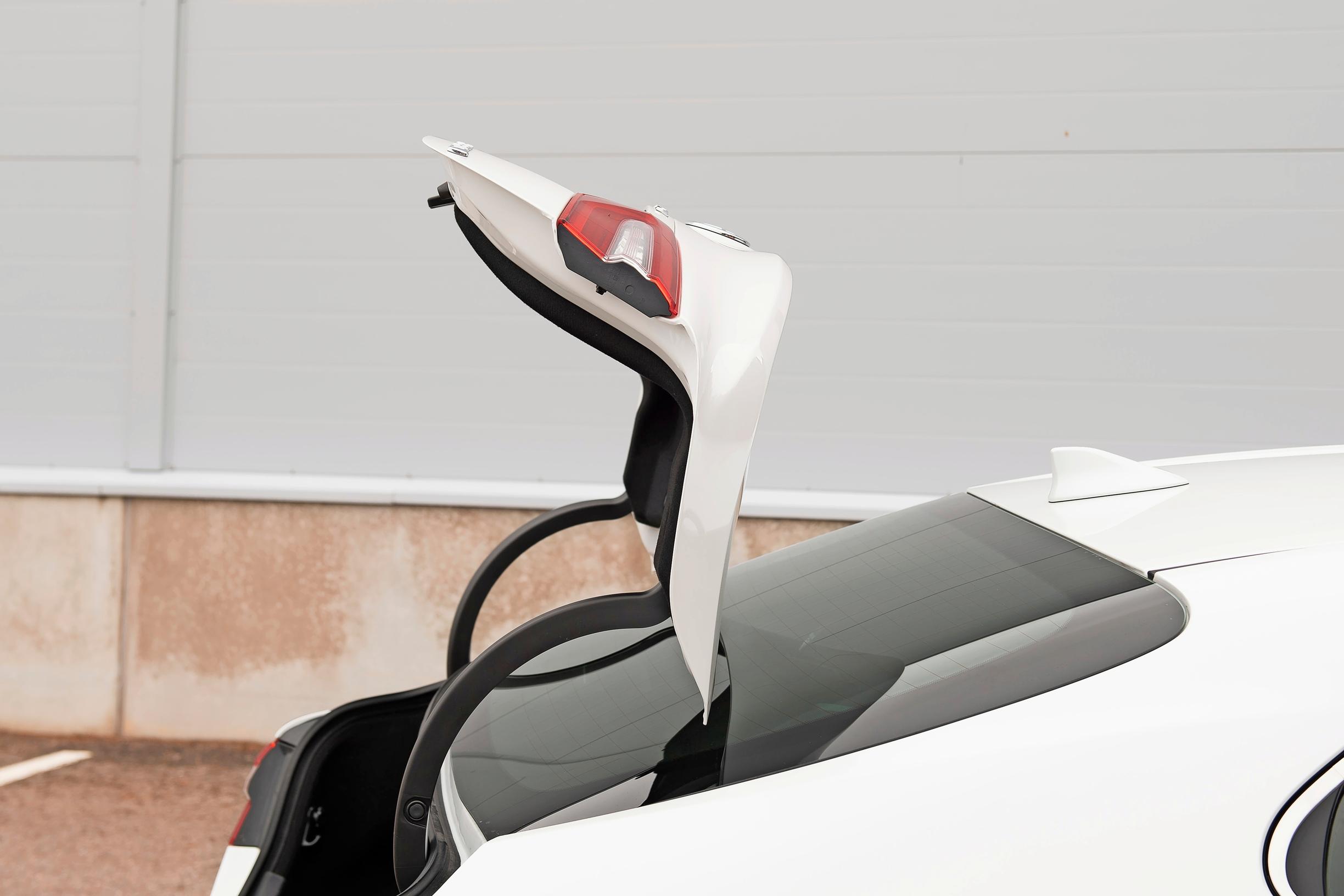 Toyota Camryn tavaratilan luukku on naurettavan pieni. Tämä on sedanin ominaispiirre.