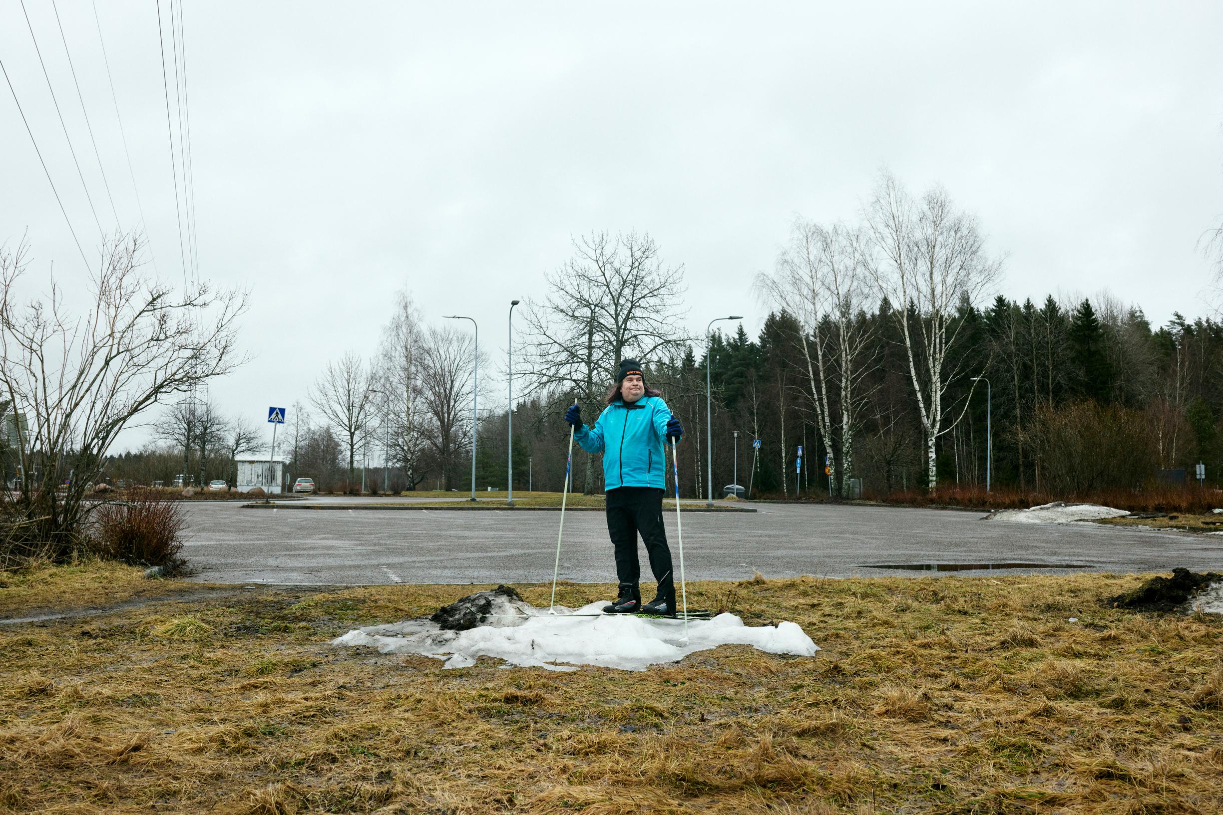 ”Sodassa masennusta vastaan kaikki aseet ovat sallittuja, myös lumitykki” – Hiihtämistä rakastava Samuli Knuuti kertoo, miltä lumeton talvi tuntuu