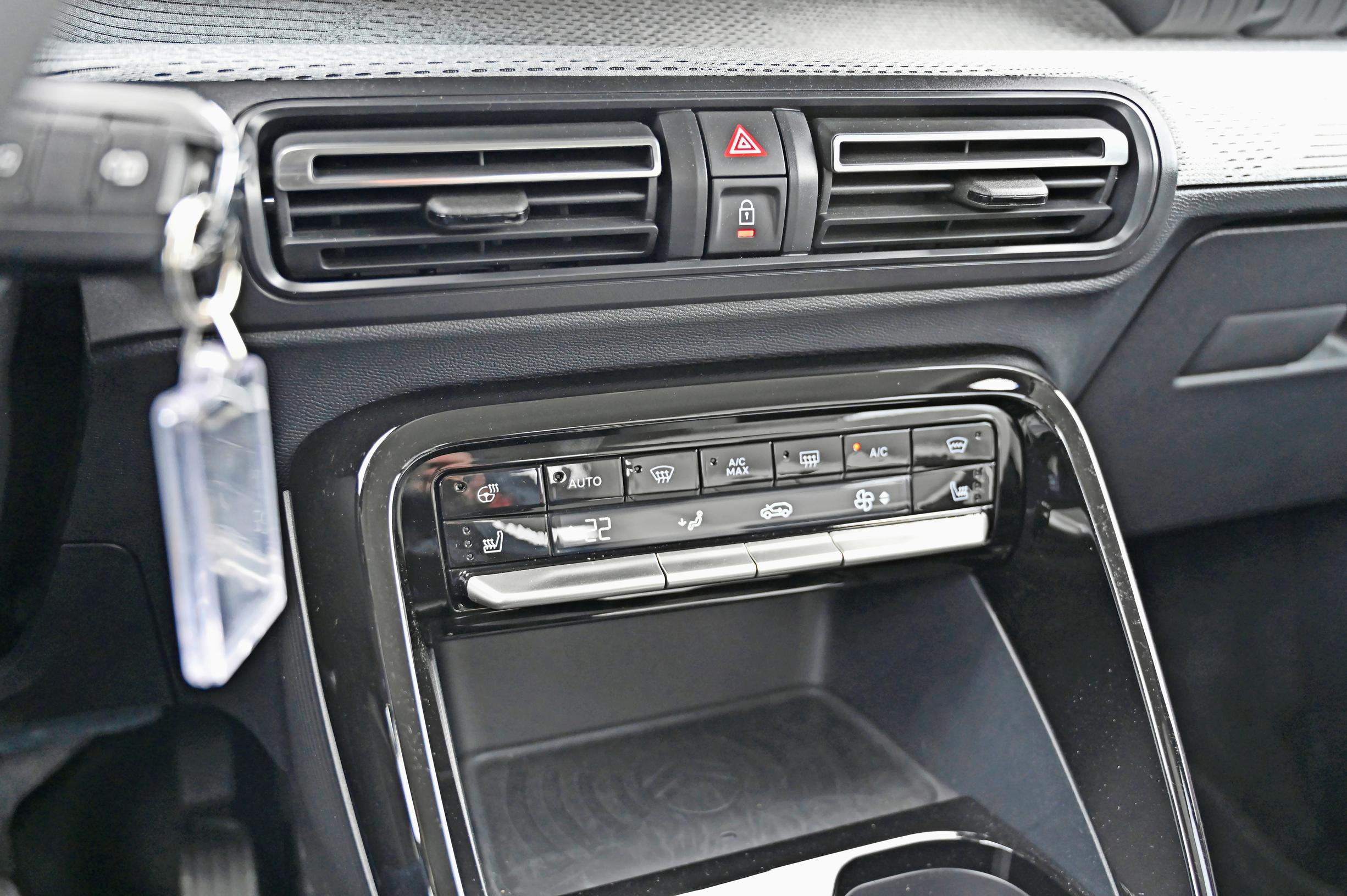 Citroën ë-C3:n ilmastoinnin säädöille on säilytetty järkevästi aidot, helppokäyttöiset painikkeet.