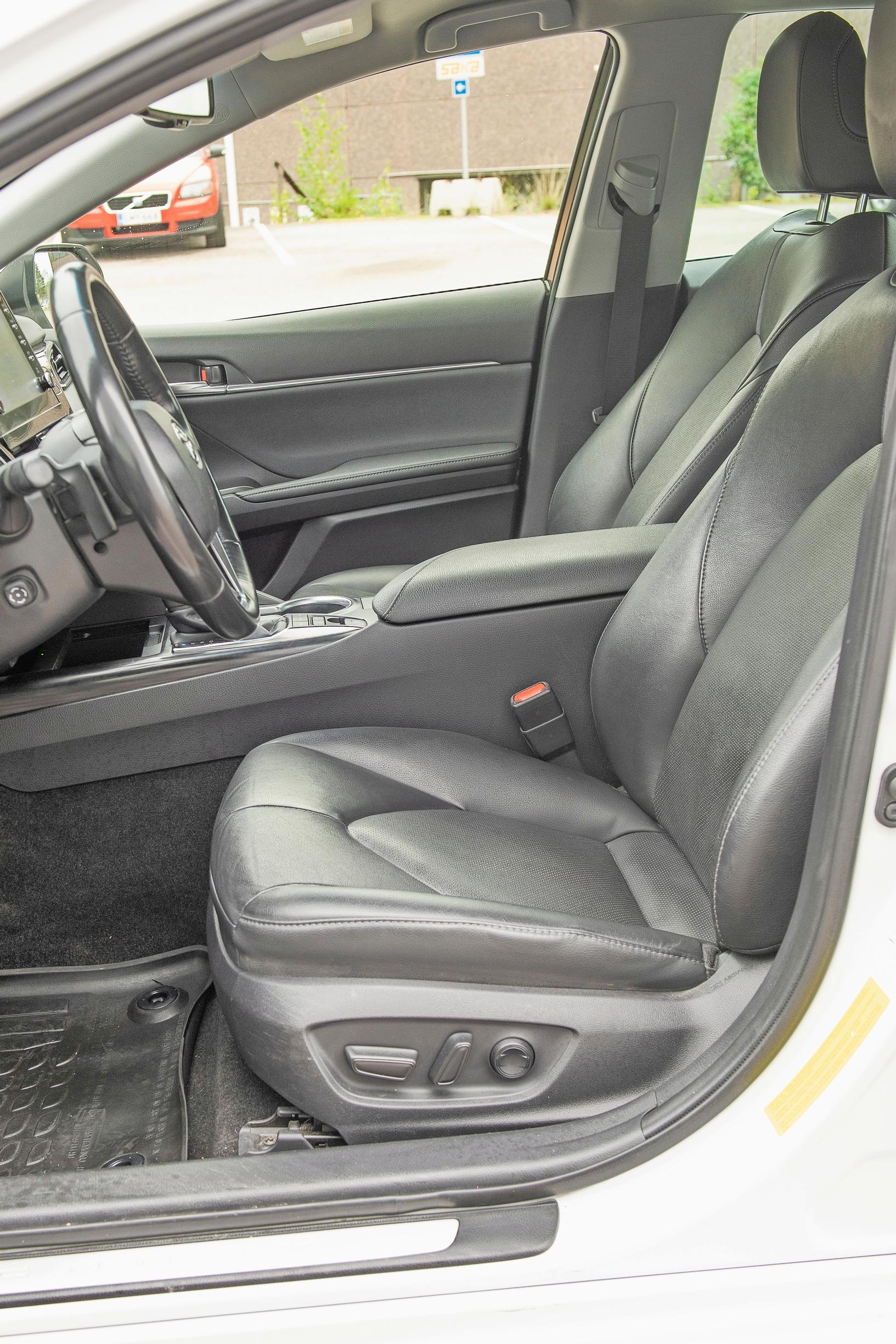 Toyota Camryn etupenkkiläisillä ei ole valittamista. Nahkaistuimet ovat mukavat.