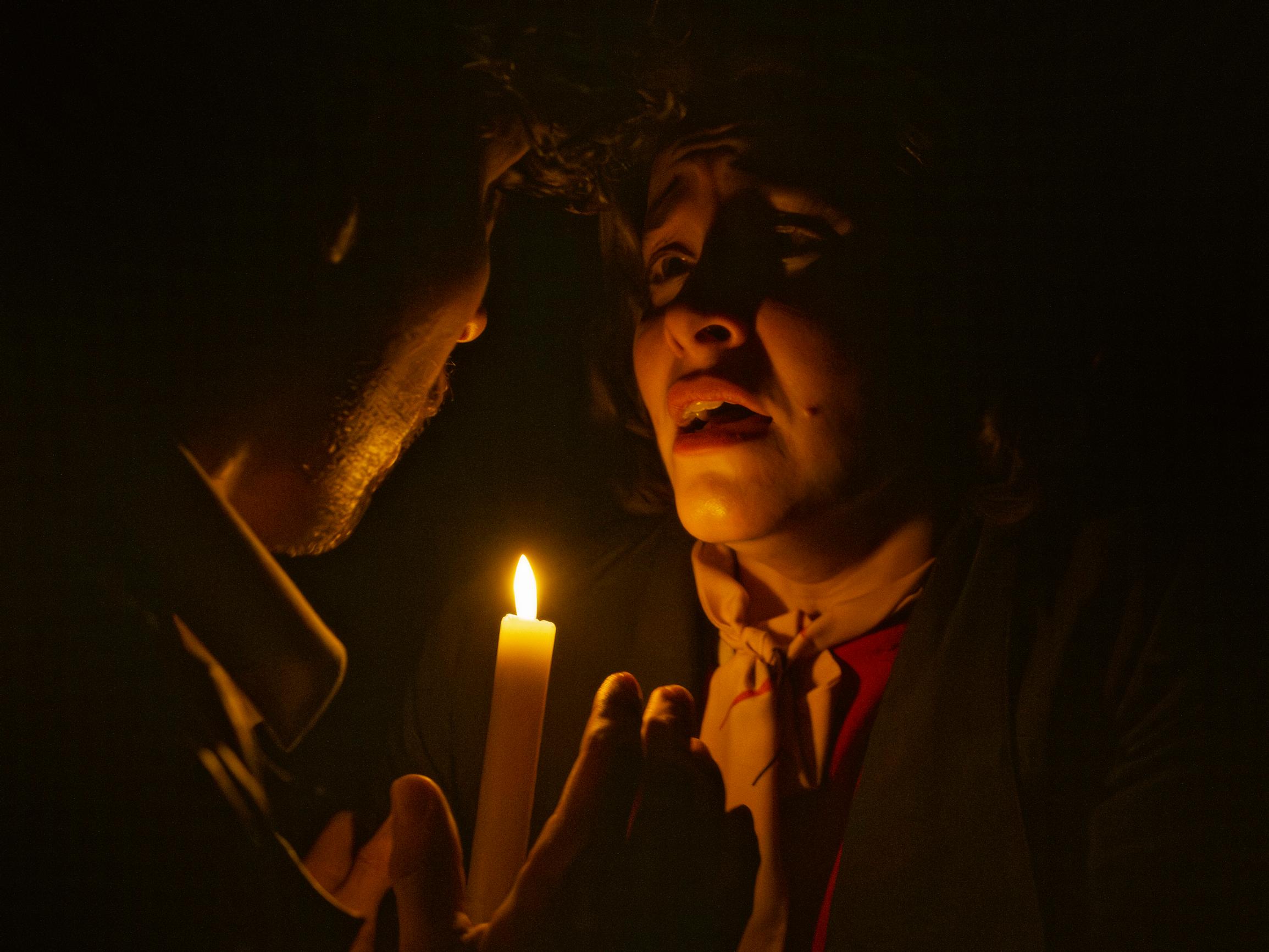 Eikä yksikään pelastunut – Arena-näyttämöllä nähtävä murhamysteeri on paitsi Agatha Christien yllättävin teos, myös hauska