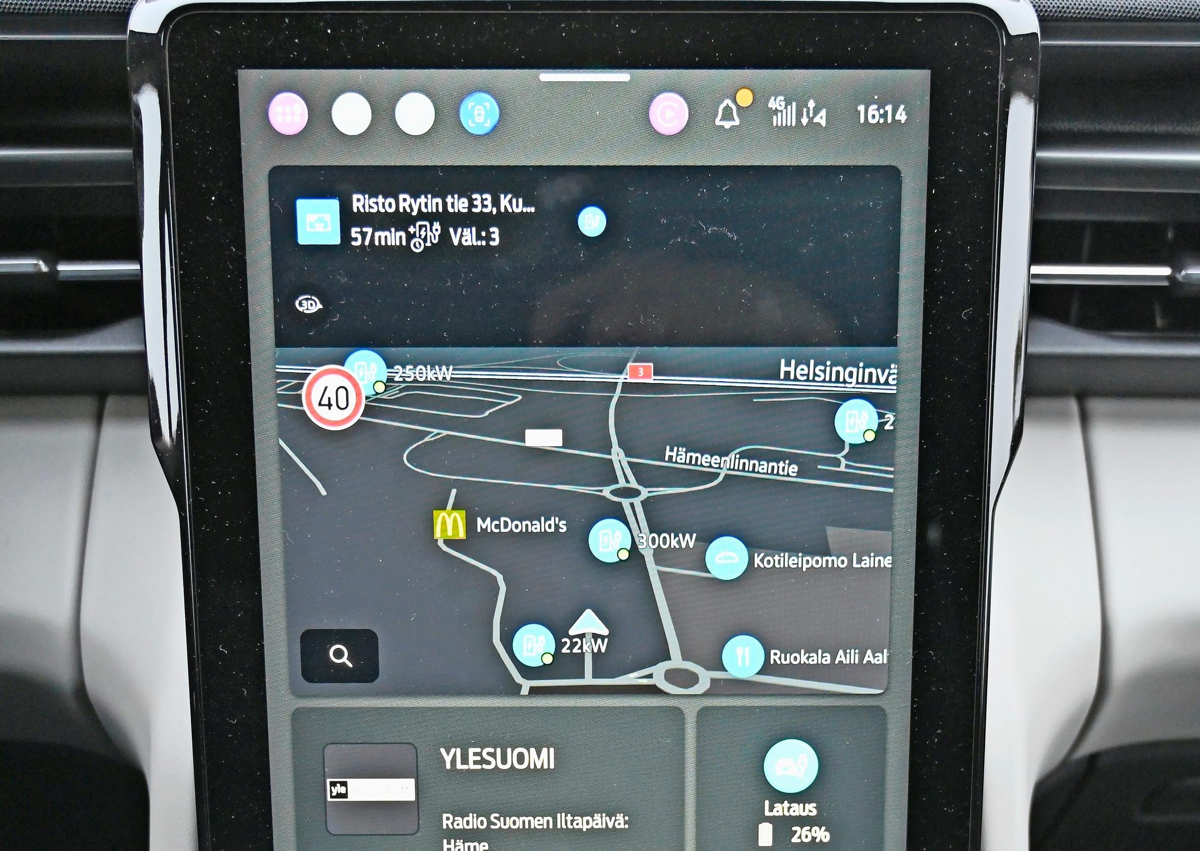 Uuden Ford Caprin pystysuuntaisen näytön kallistuskulmaa voi säätää mieleisekseen. Käyttöliittymä pelittää melko lailla kitkatta.