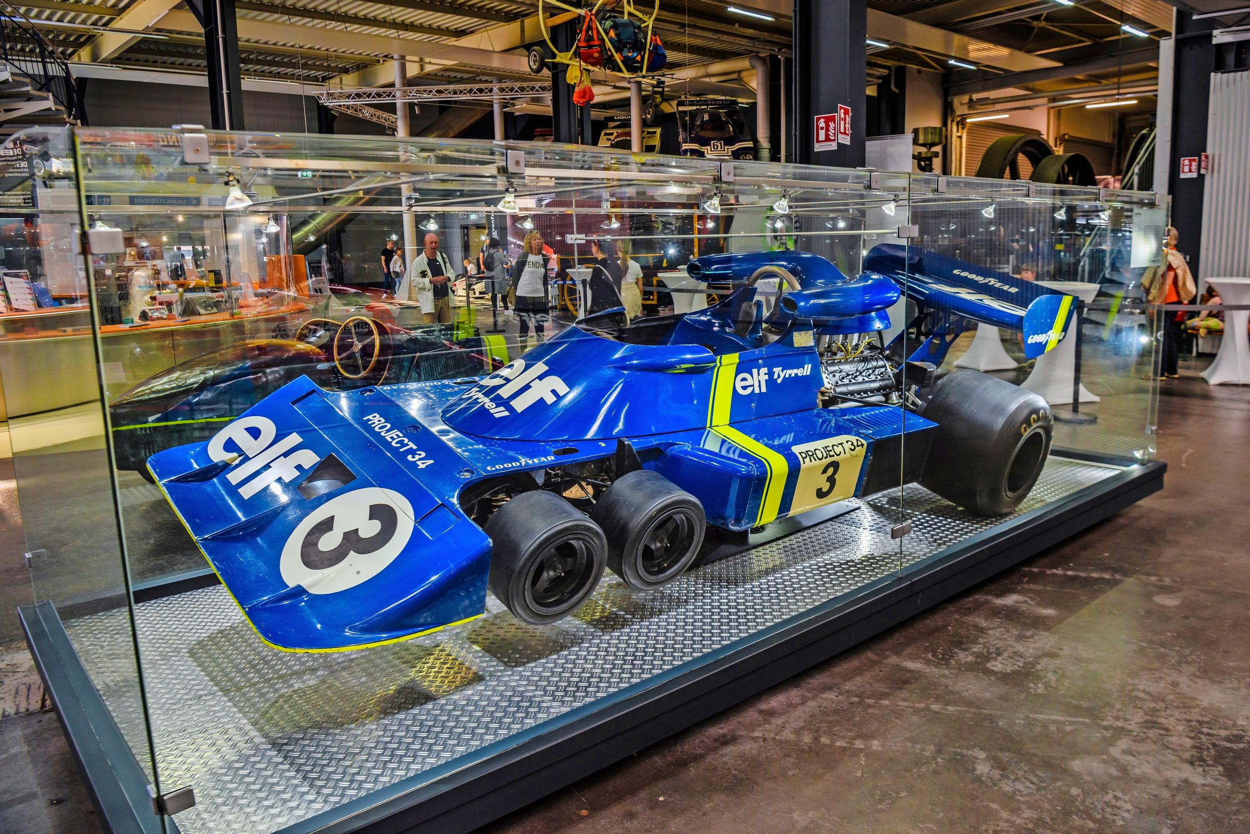 Tyrrell P34 | Tyrrellin F1-tallin insinööri Derek Gardner oli sitä mieltä, että kuudella pyörällä päästään kovempaa kuin neljällä.