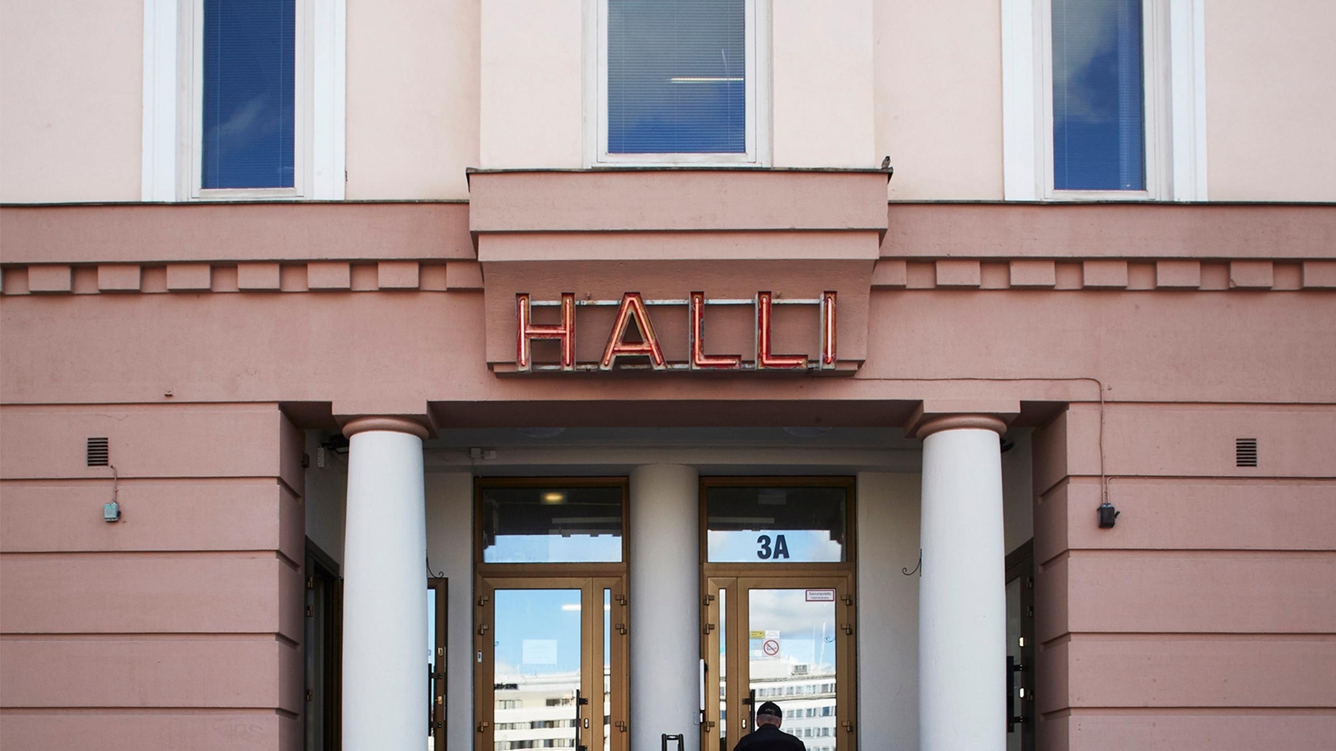 Lahden kauppahalli on itsenäisen Suomen ensimmäinen: "Kahvilat ja pienet lounaspaikat ovat olleet hallin pelastus – Toivotaan, että se selviää koronastakin"