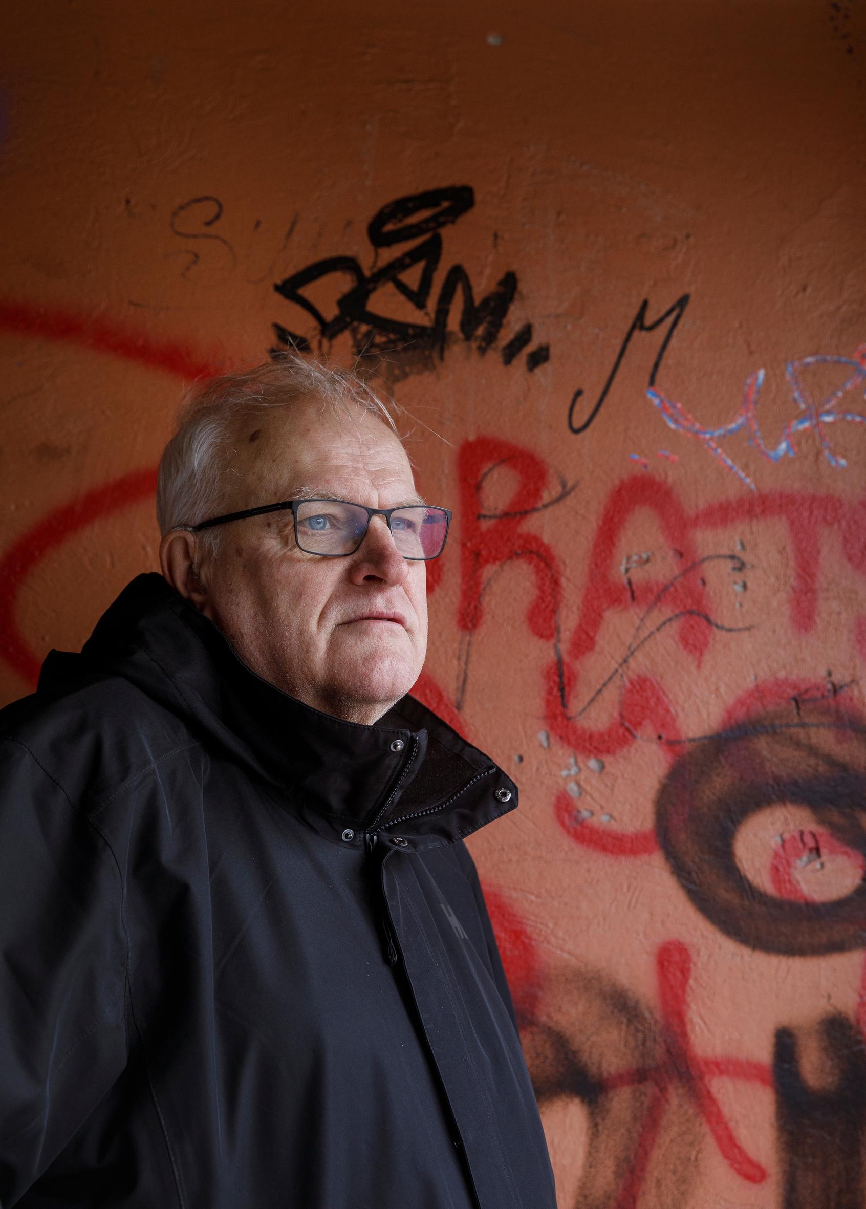 Seppo Jokinen Tampereella, taustalla graffiteja.