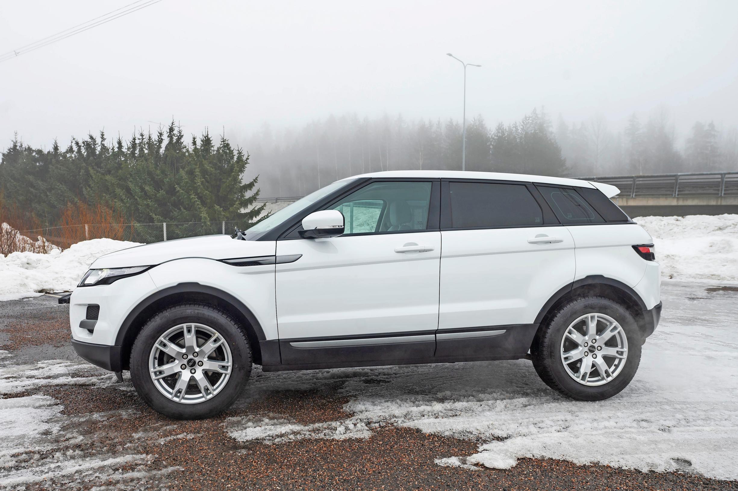 Range Rover Evoque painaa melkein kaksi tonnia, mutta onneksi keulalla on riittävästi voimaa.