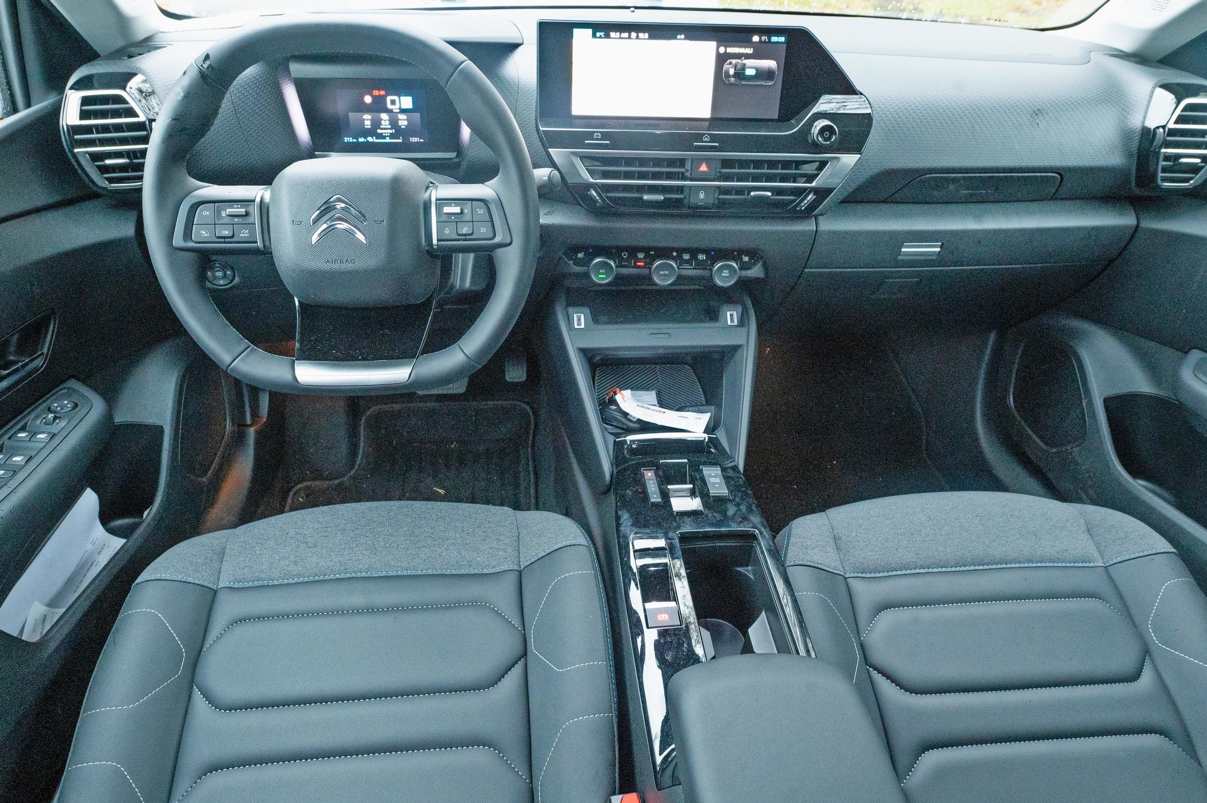 Citroën ë-C4:n ohjaamo on selkeä, mutta ajotietokoneen sielunelämää on ensi alkuun hiukan vaikea ymmärtää.