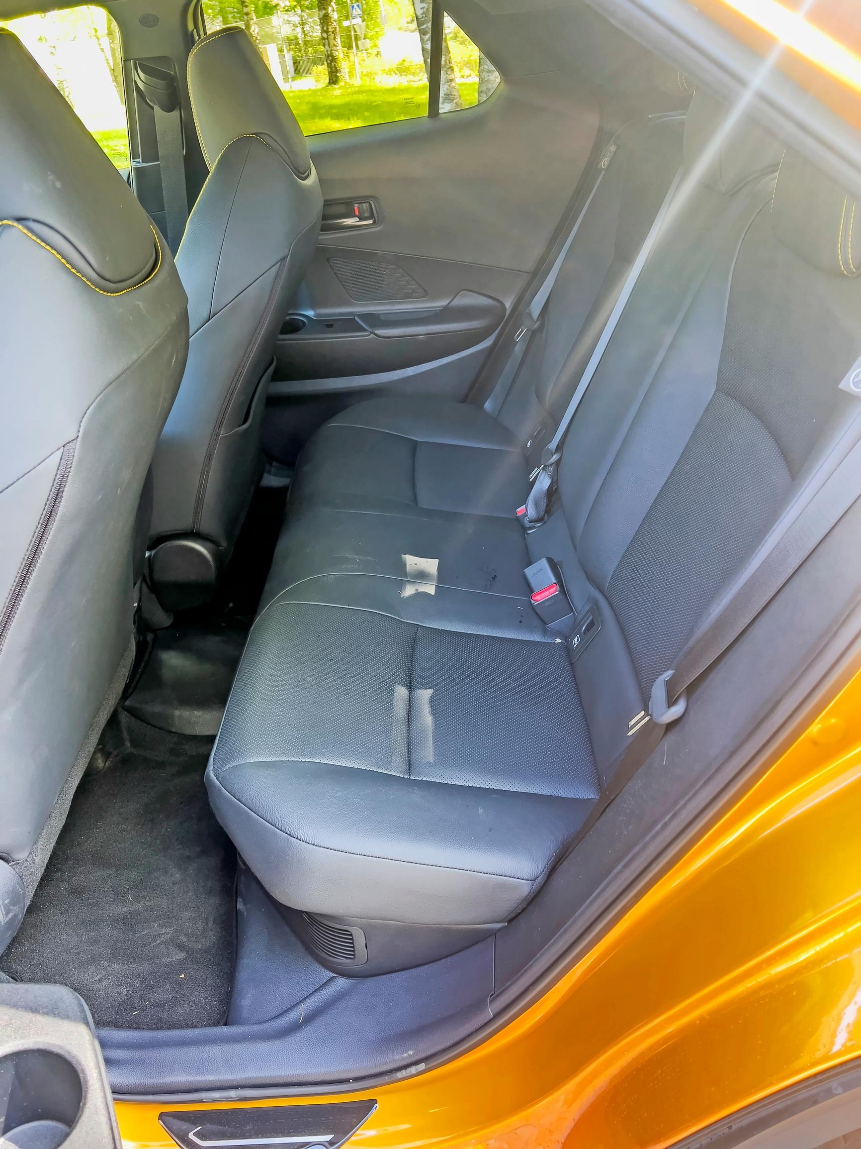Toyota C-HR:n takapenkillä mahtuu istumaan pienikokoinen henkilö.