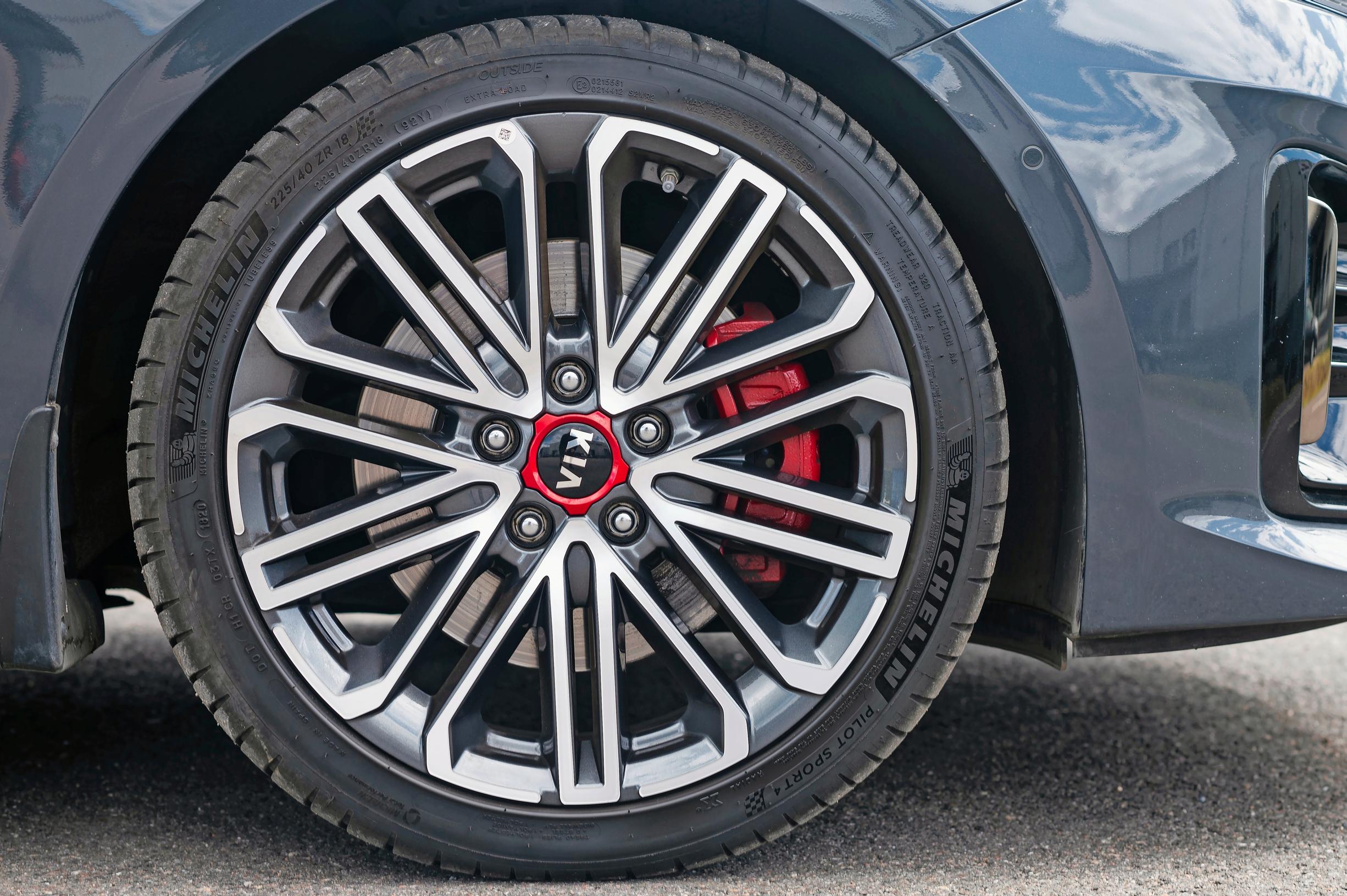 Kia ProCeed punaisia jarru­satuloita ei voi olla huomaamatta.