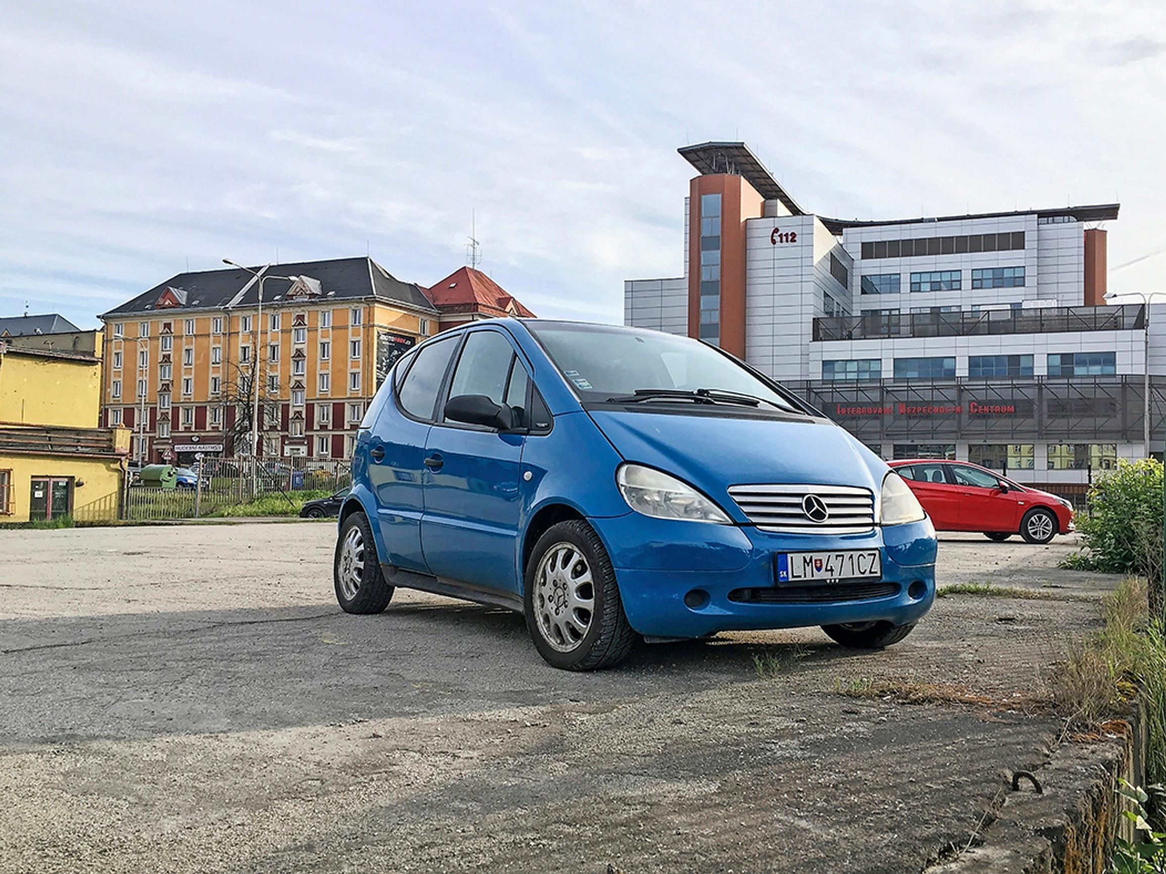 Mercedes-Benz A-sarja. Väistökokeessa kaatumisen jäljet olivat pitkät, eikä A-Mersusta koskaan tullut todellista haastajaa Volkswagen Golfille, kuten oli ollut tarkoitus. Ei auto silti mikään floppi ollut. Varsinkin toisen sukupolven 2004 esitelty malli oli ominaisuuksiltaan hyvinkin kelvollinen.