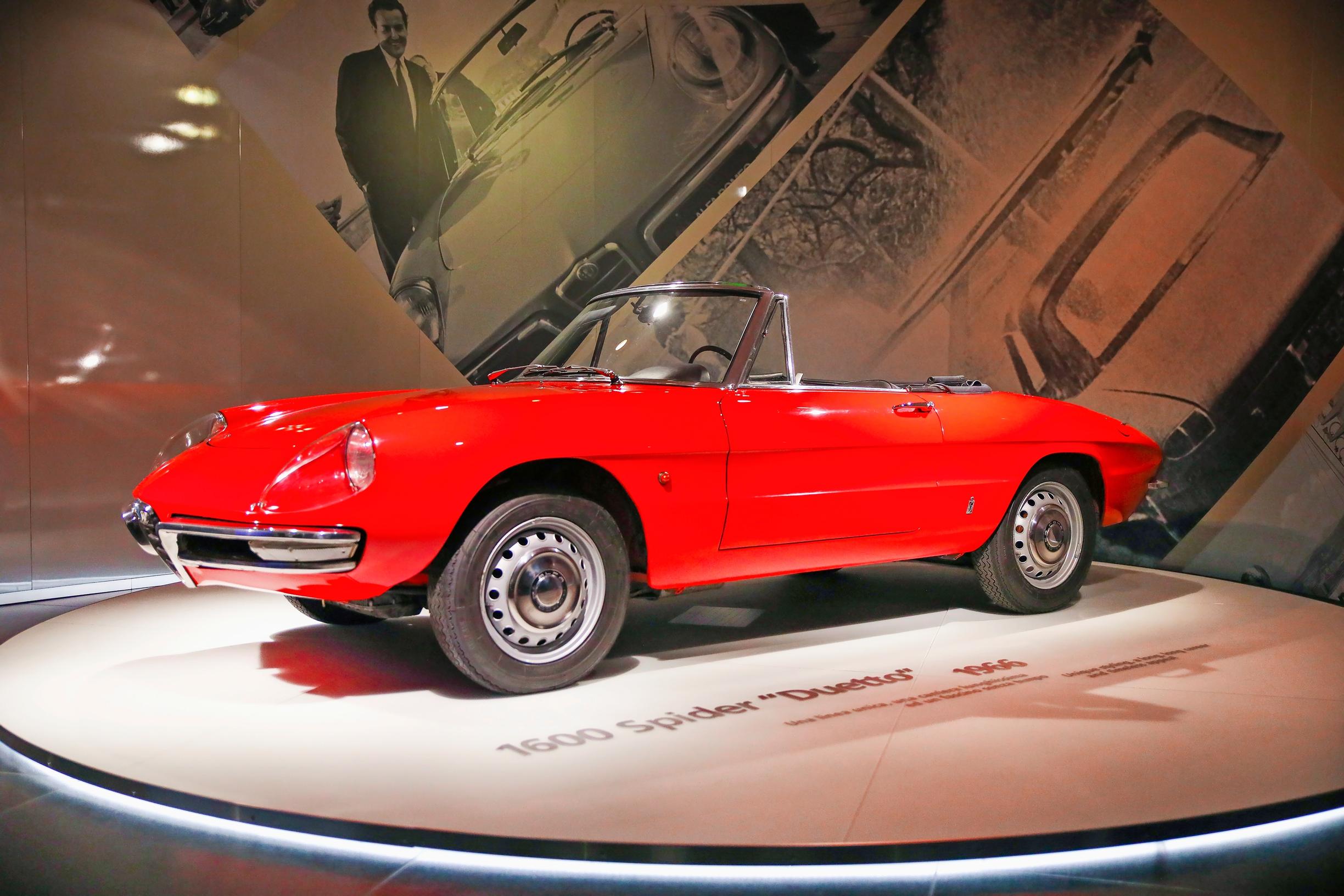 Alfa Romeo Spider. Kun tällaista alkuperäiskuntoista avo-Alfaa katsoo, tulee heti kesä mieleen. Suven alkuun on enää kuusi kuukautta!