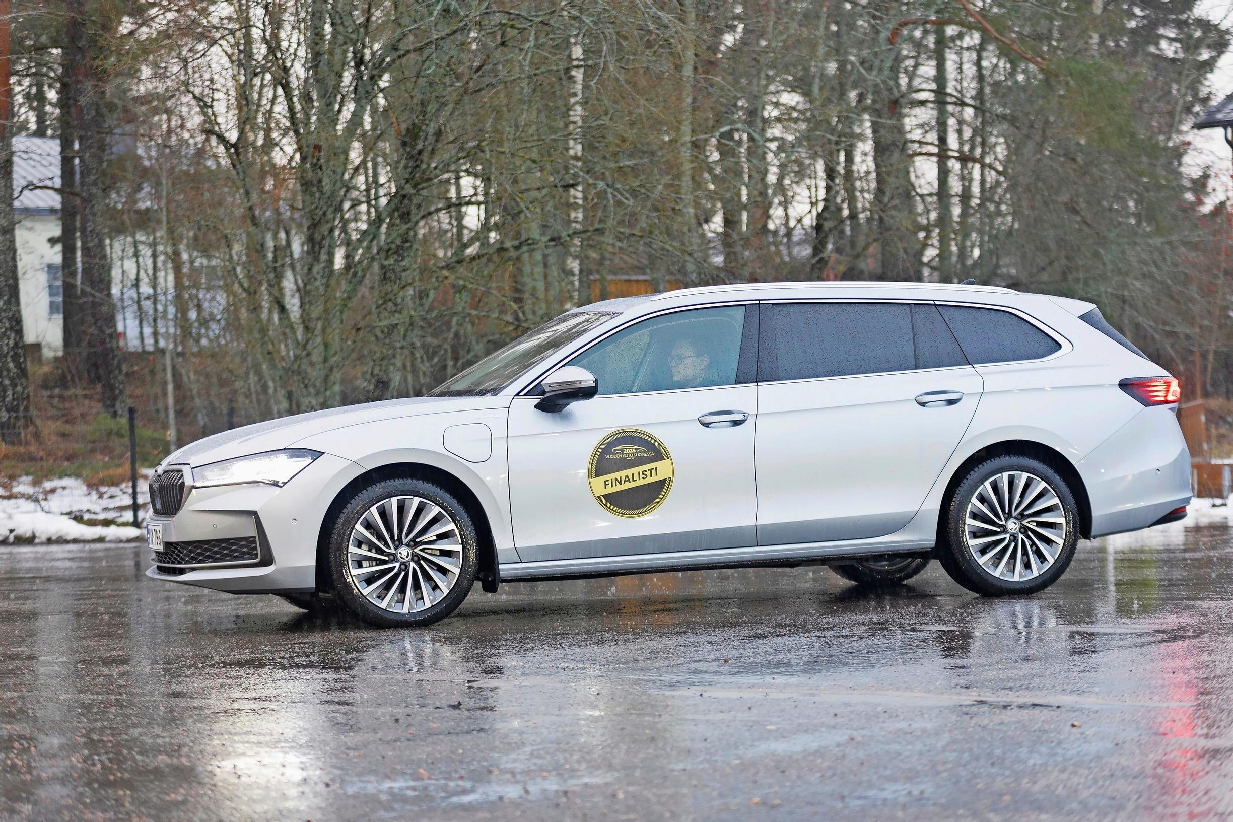 Vuoden auto 2025 – Tuulilasin toimituksen valinta on Škoda Superb