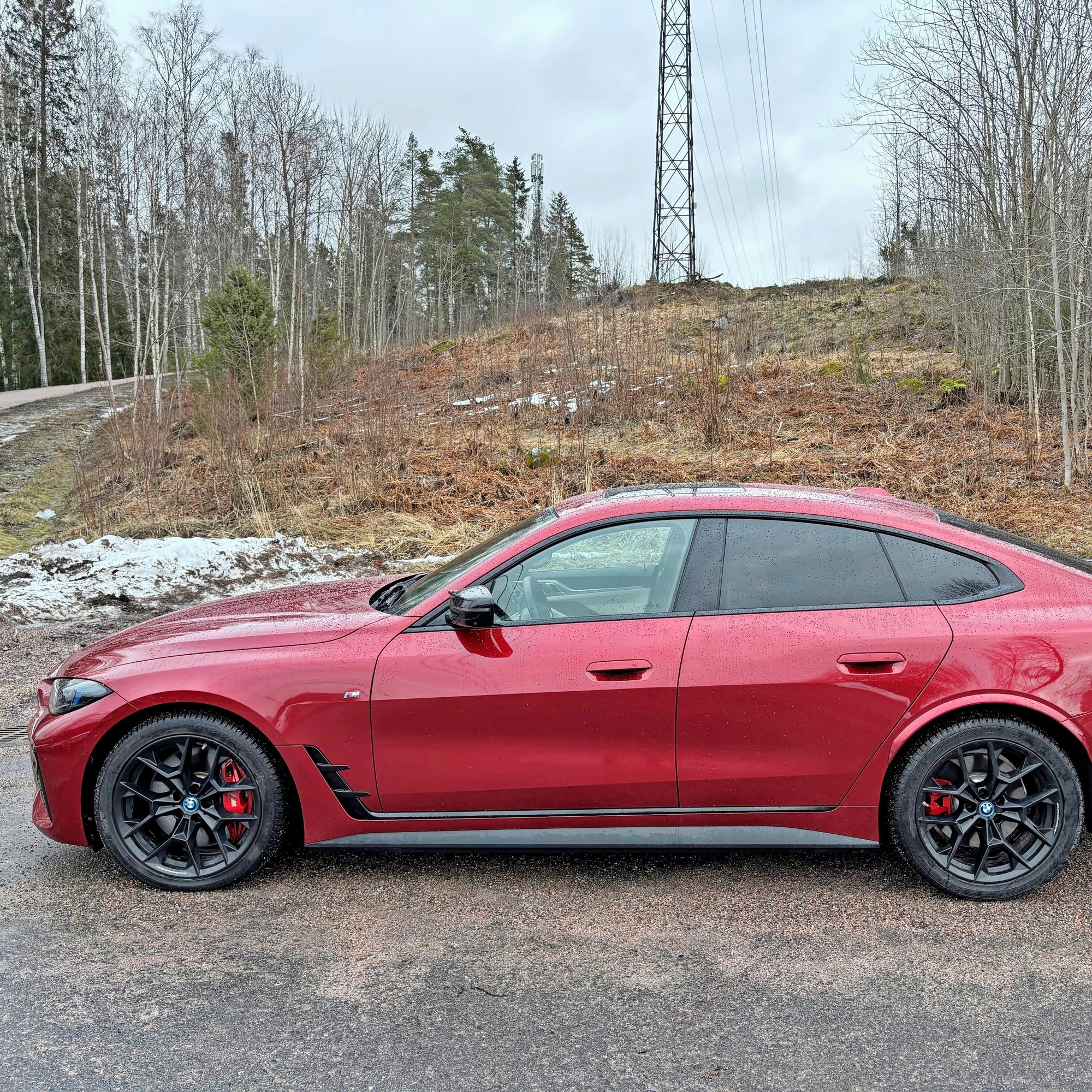 BMW i4 M50 xDrive – Voima olkoon kanssanne – Tämä urheilullinen neliveto ei jää tien tukkeeksi ja Tesla Model 3 tuntuu harjoituskappaleelta – Katso video