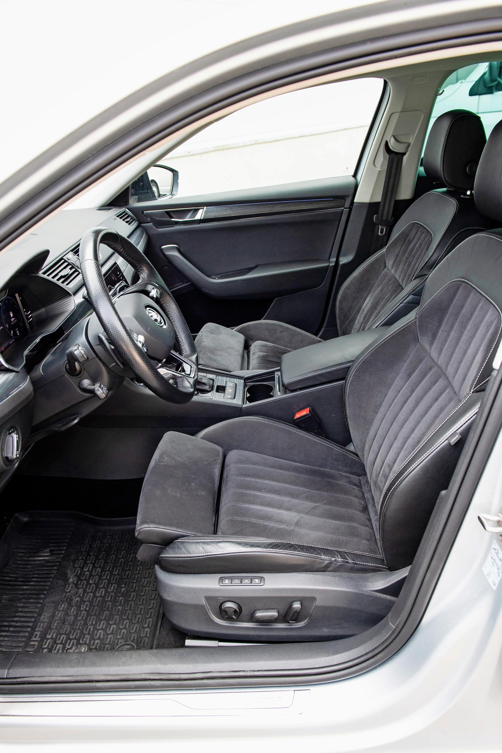 Skoda Superbin etuistuimet ovat muhkeat ja mukavat.