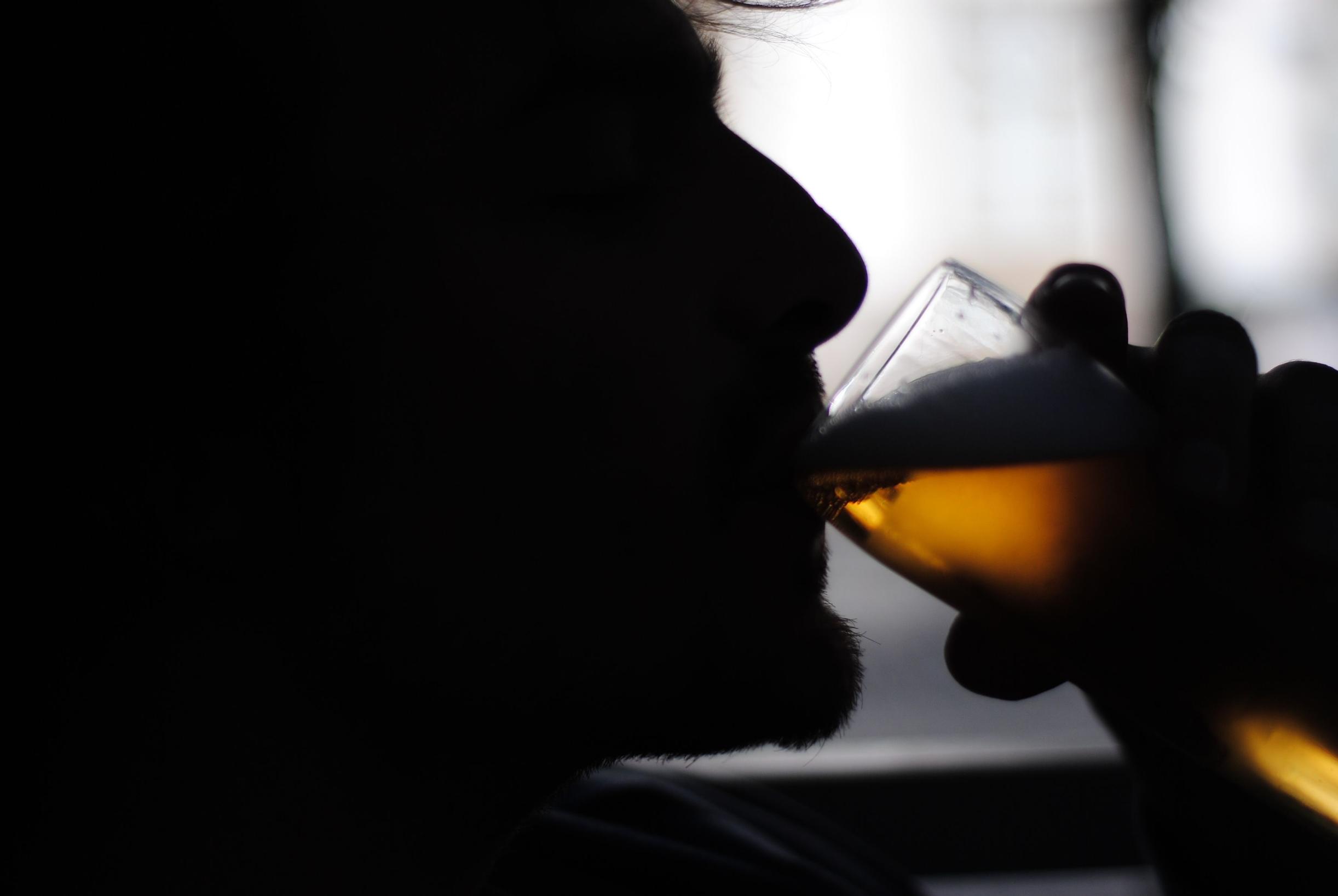 Suomalaisten vähentynyt alkoholinkäyttö ei vielä näy työterveydessä