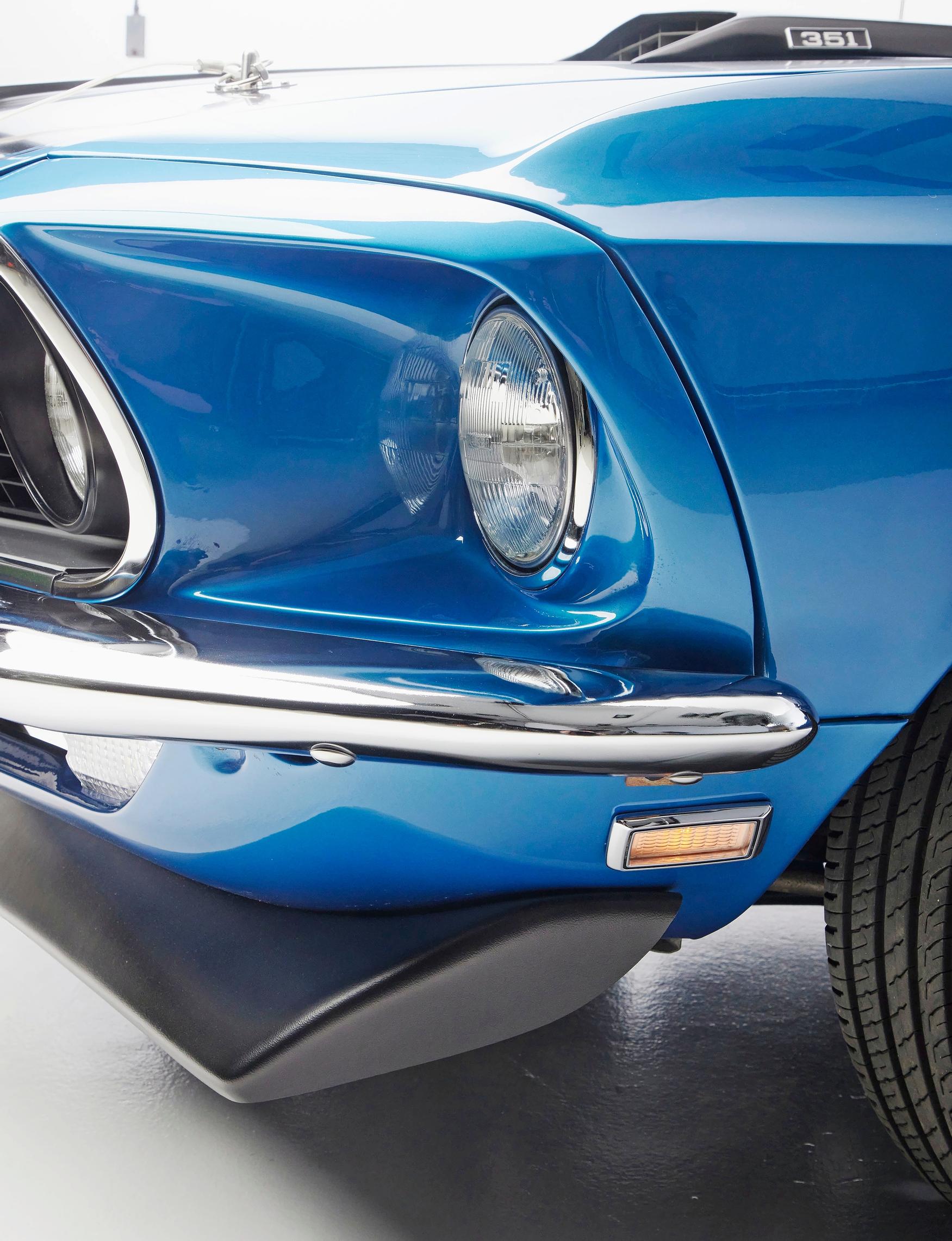 Ford Mustang Fastback Mach 1:n keulaa koristavat leveä alahuuli ja nelivalot.