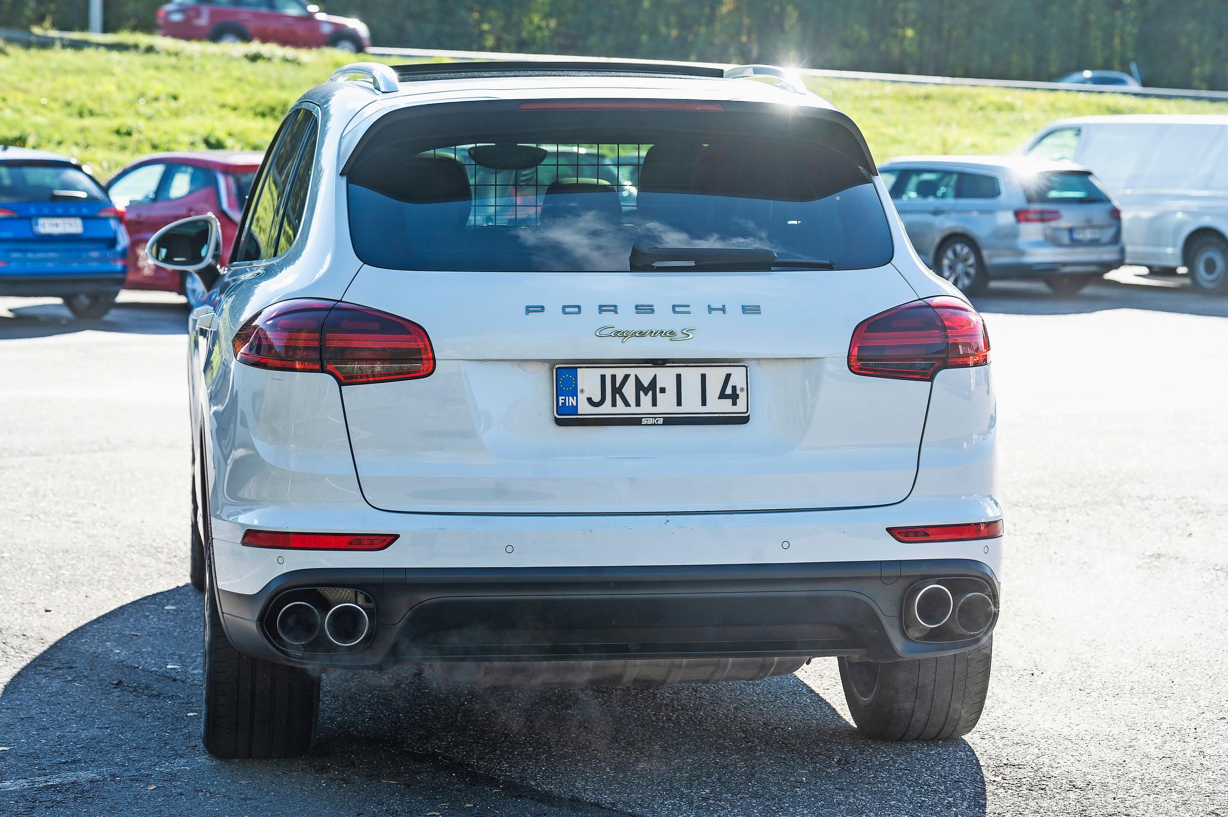 Porsche Cayenne on ihan jännä peli. Erityiskiitos tulee todella runsaasta ja monipuolisesta varustelusta. Ja jos mielikuvista puhutaan, niin kyllä Porschen imagossa on yhä tiettyä taikaa.