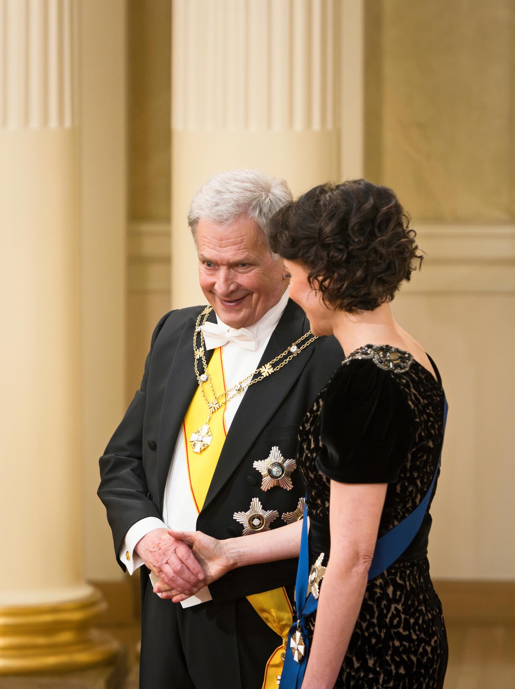 Se on siinä. Presidentti Niinistö kätteli lopulta myös tohtori Haukion.
