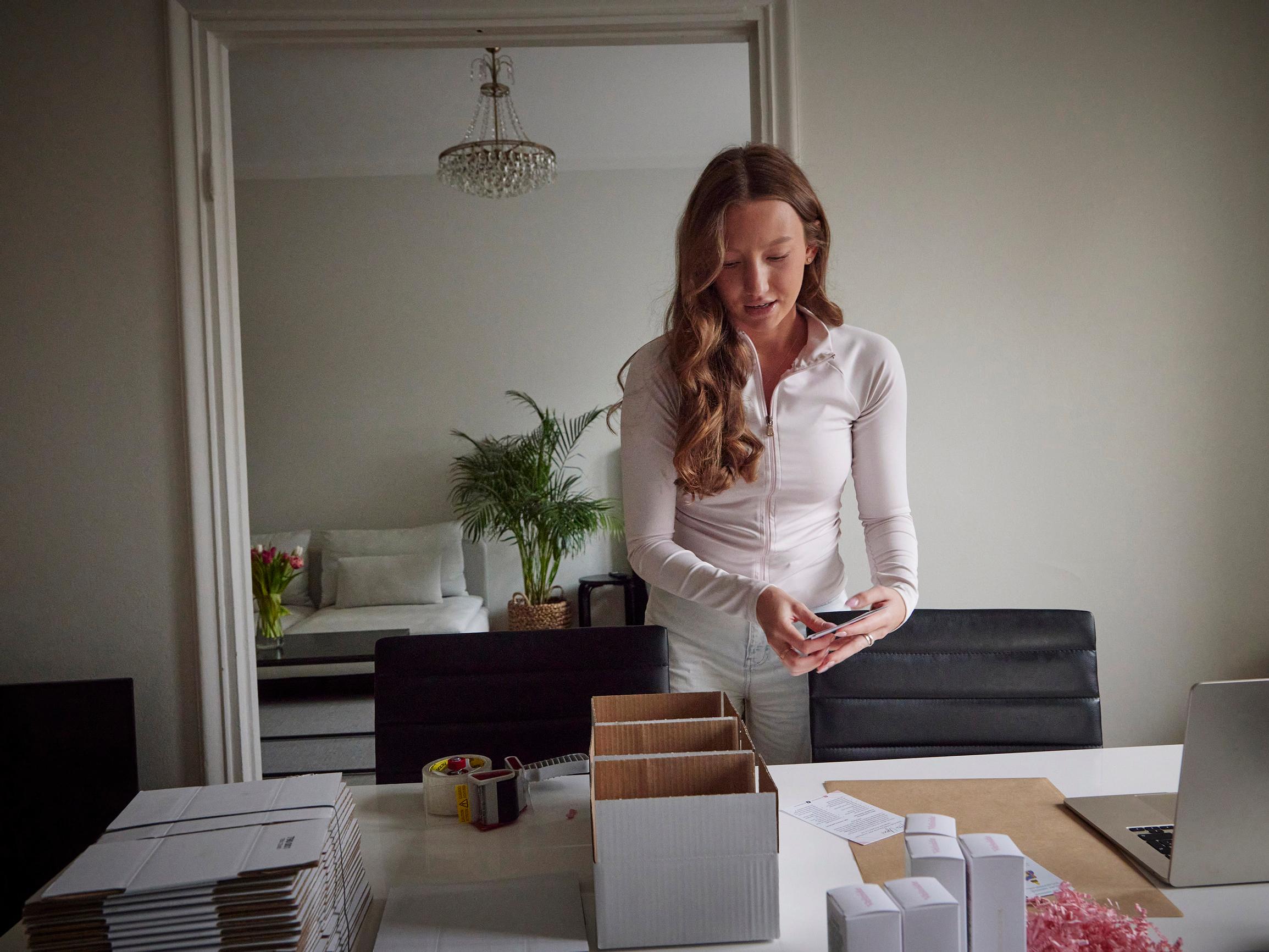 Tiktok-suosioon nousseen brändin luoneet Vera, 22, ja Hilda, 23, kohtaavat edelleen epäilijöitä – ”Kun aletaan puhua luvuista, ihminen nolostuu ja nöyristyy”