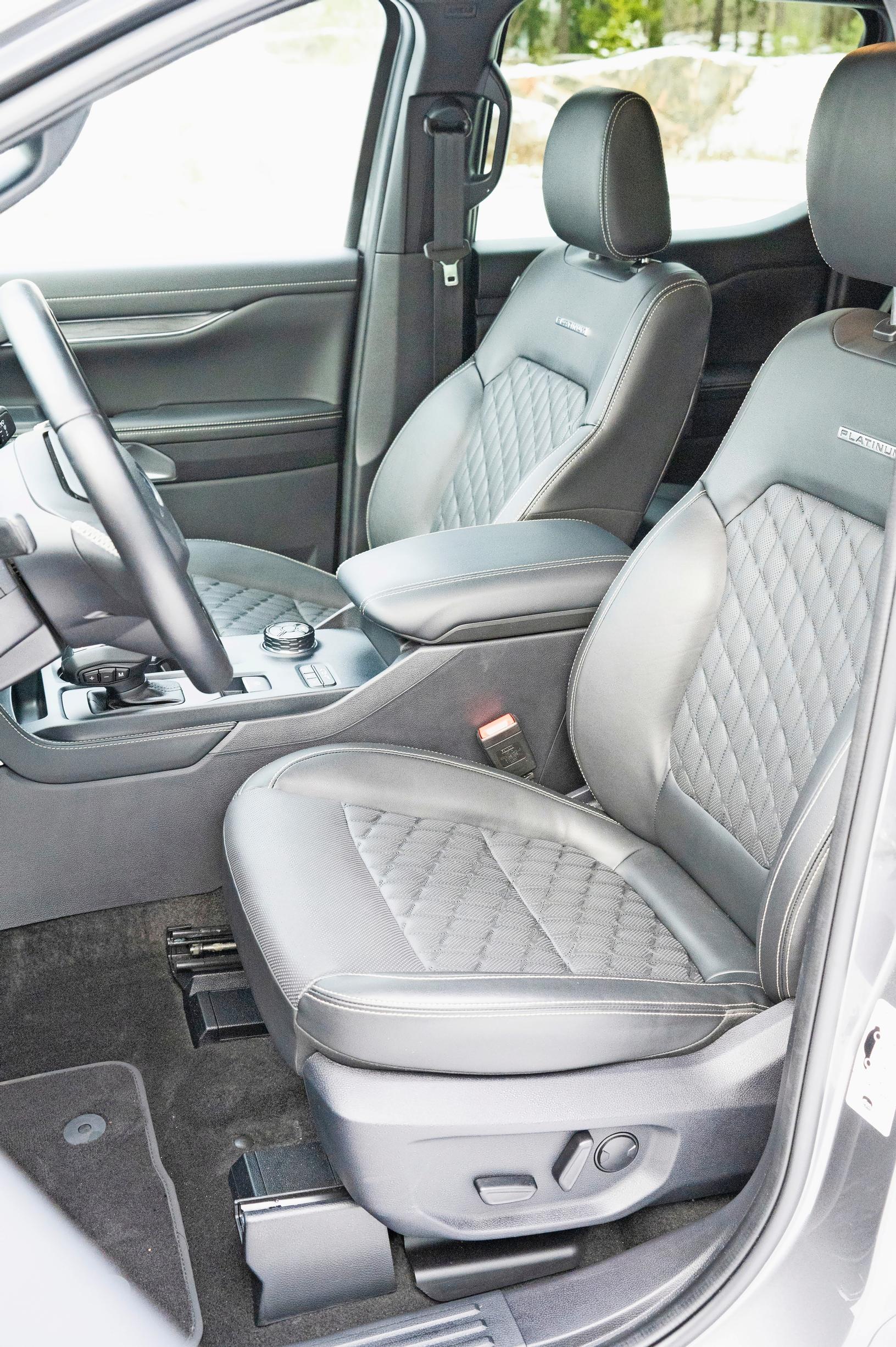 Ford Ranger Platinumin etupenkillä on asialliset tilat, ja penkeissä sähkösäädöt.