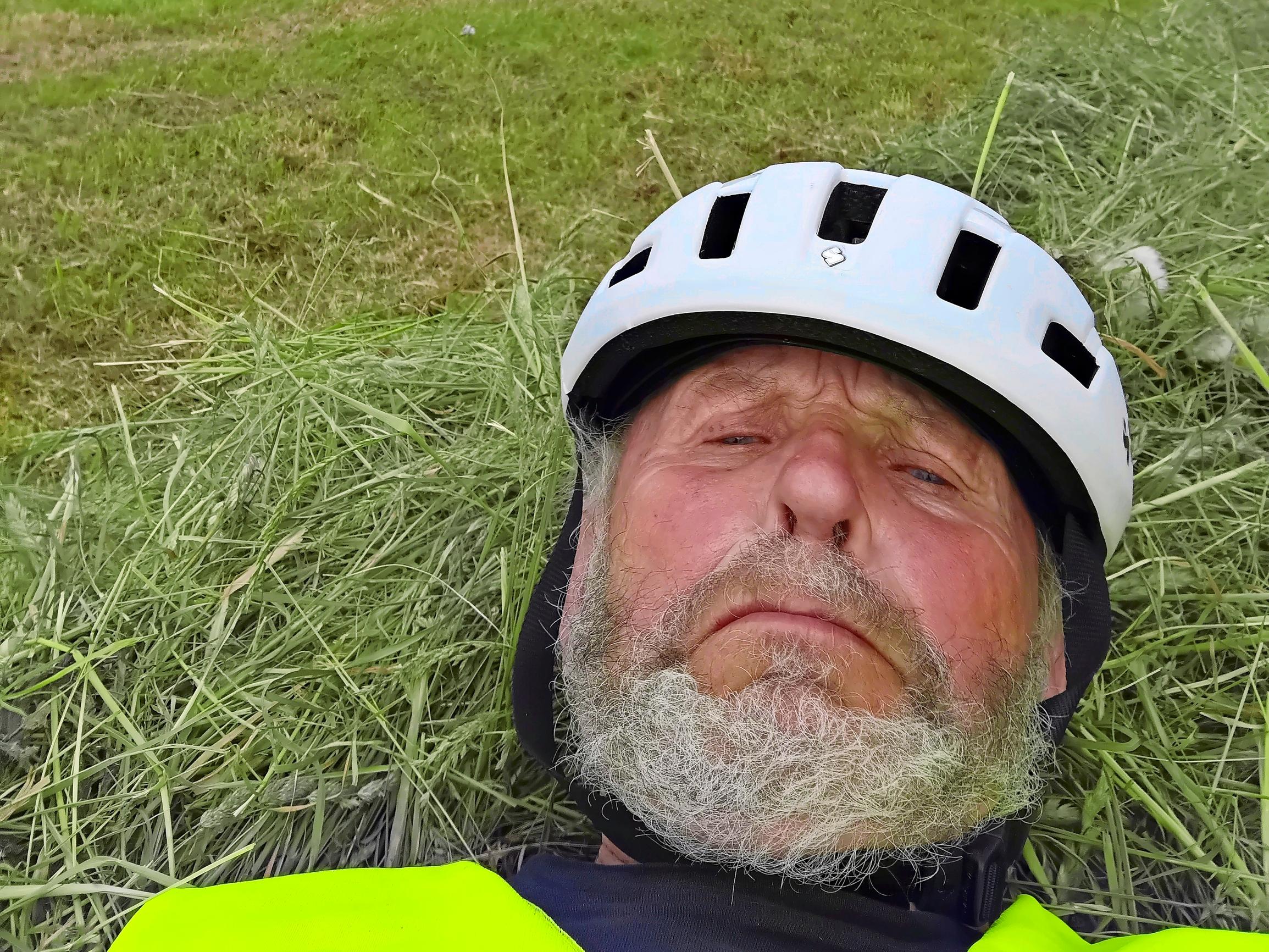 Passi ja rahat katosivat, mutta mitä pienistä – Vastoinkäymiset eivät lannista 80-vuotiasta Sauvo Henttosta pitkällä pyörämatkalla