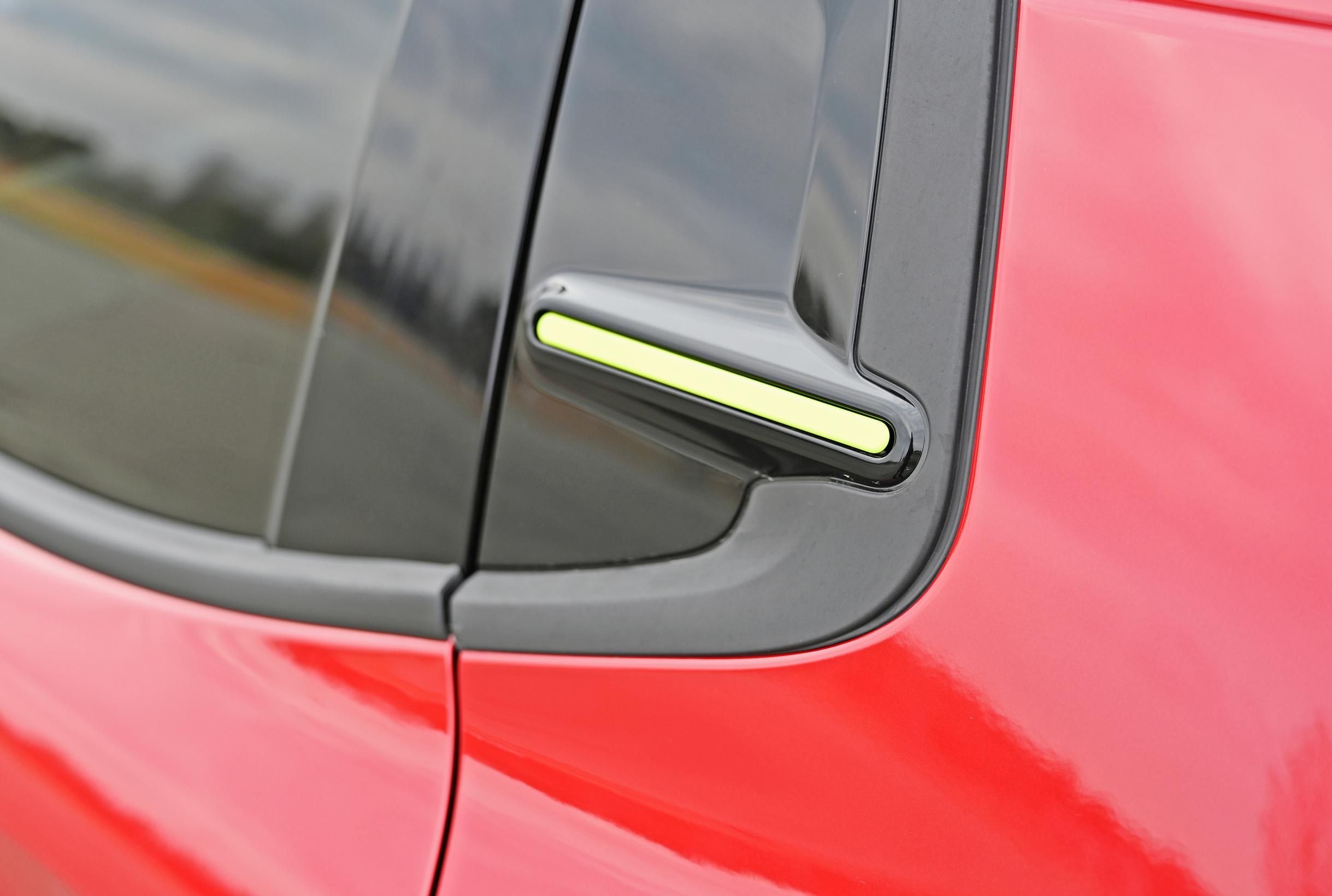 Citroën ë-C3:n eri värisinä saatavat kapeat muoviklipsit ovat yksi pieni ja edullinen yritys personoida autoa. Kuinka merkittävästä seikasta on loppujen lopuksi kyse, jää jokaisen itse arvioitavaksi. Muilta osin auton personointimahdollisuudet ovat hyvin rajalliset.