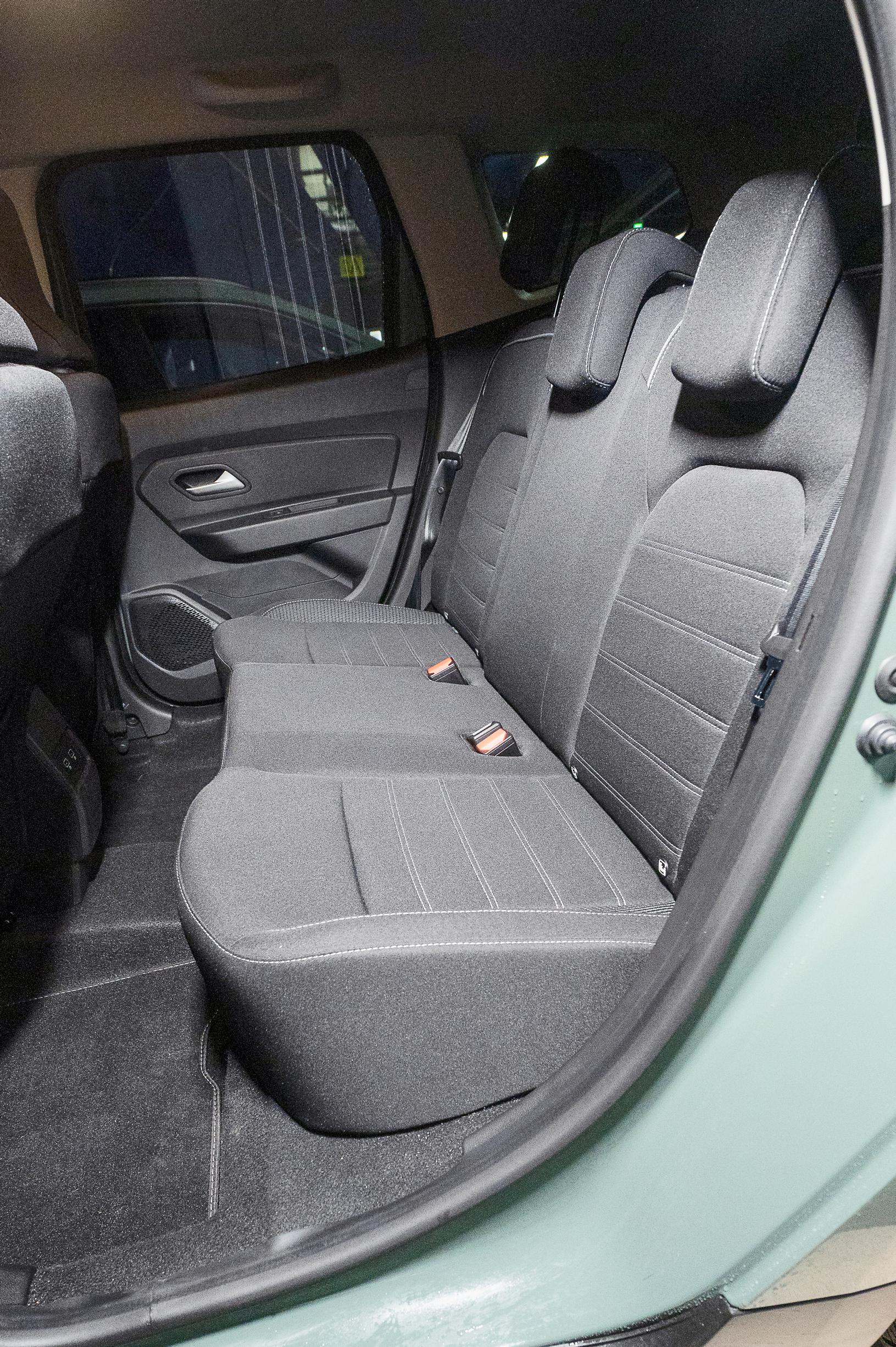 Dacia Duster takapenkit.