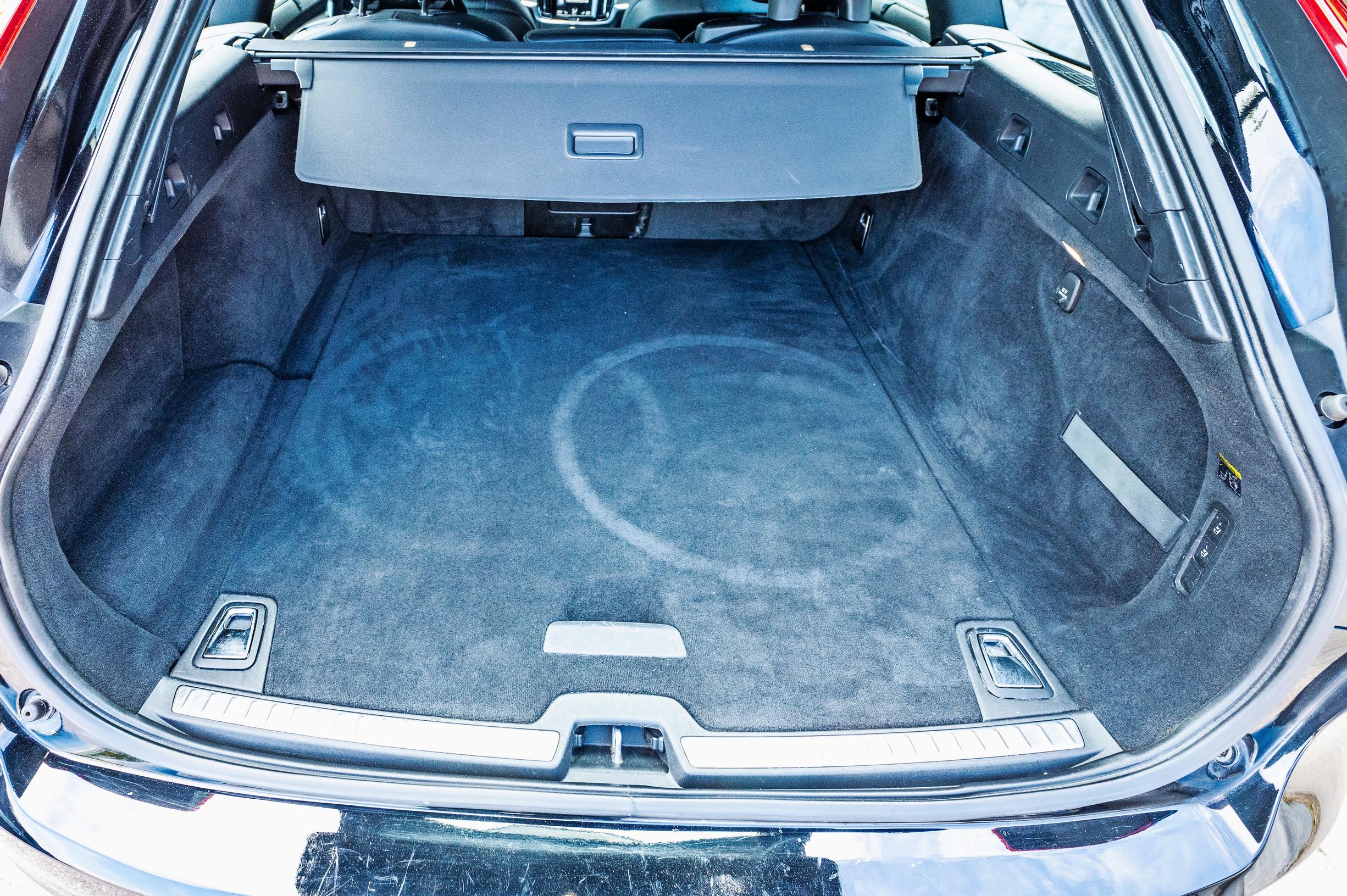 Volvo V90:n tavaratila on hyvän kartanoauton tapaan valtava.