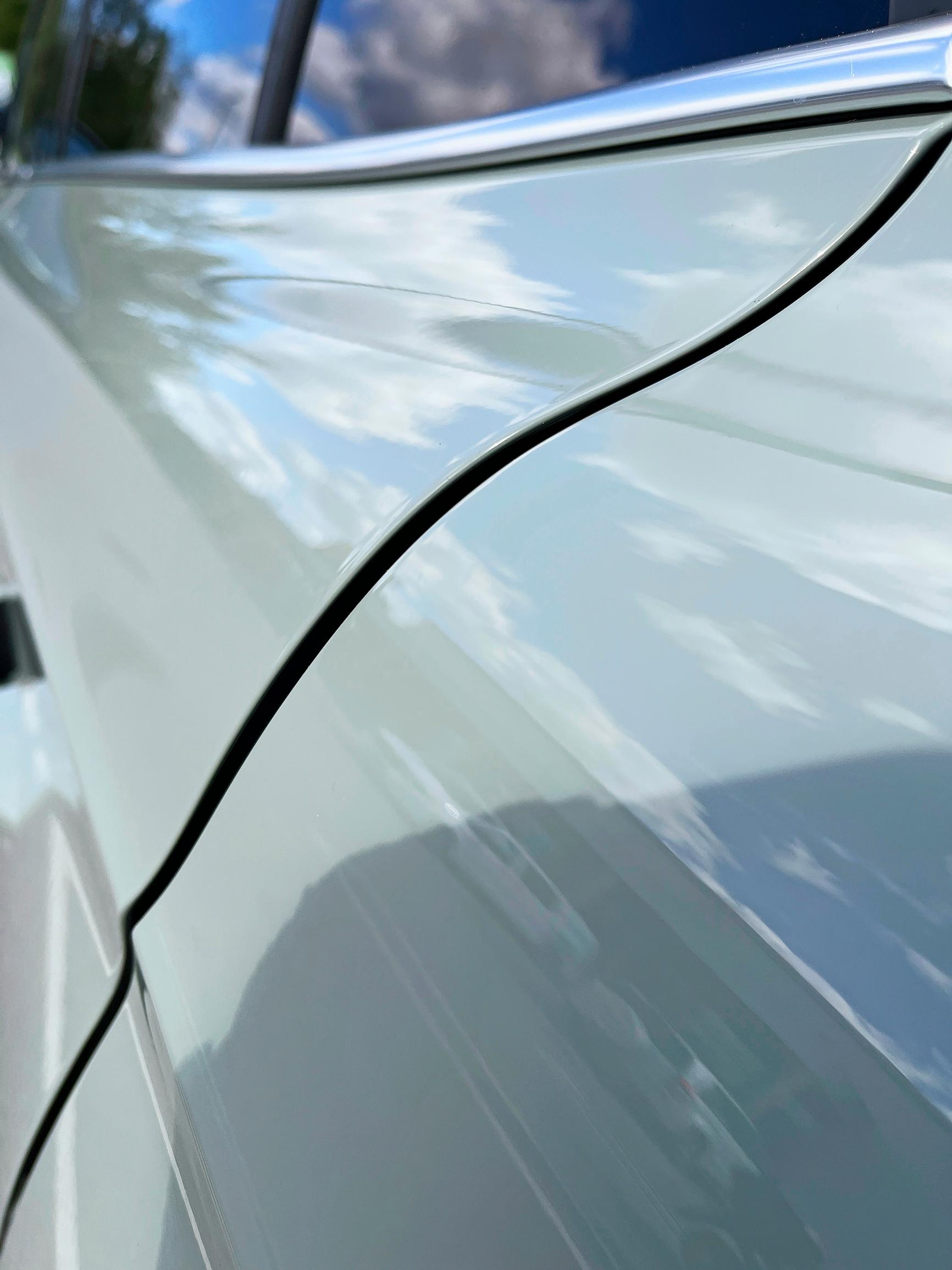 Skoda Elroq 85 Stylen vasemman takaoven istuvuudessa kylkilinjaan oli pientä sanottavaa. Todennäköisesti korjautuisi lukon säädöllä.
