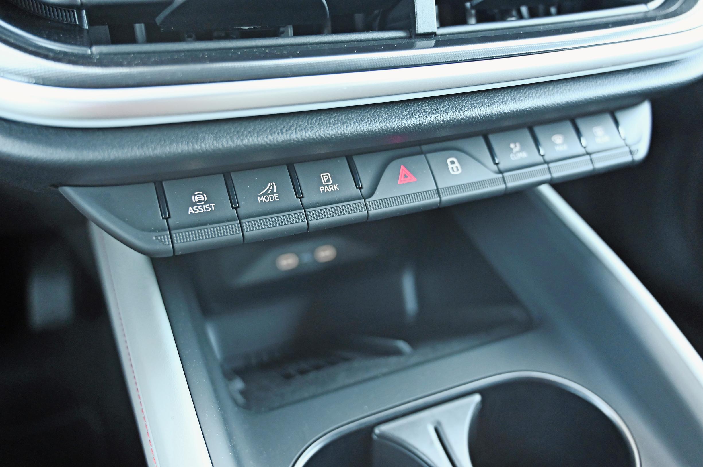 Skoda Elroq 85 Stylen käteviä pyörösäätimiä ei ole, mutta onneksi rivi fyysisiä painikkeita on jätetty paikoilleen.