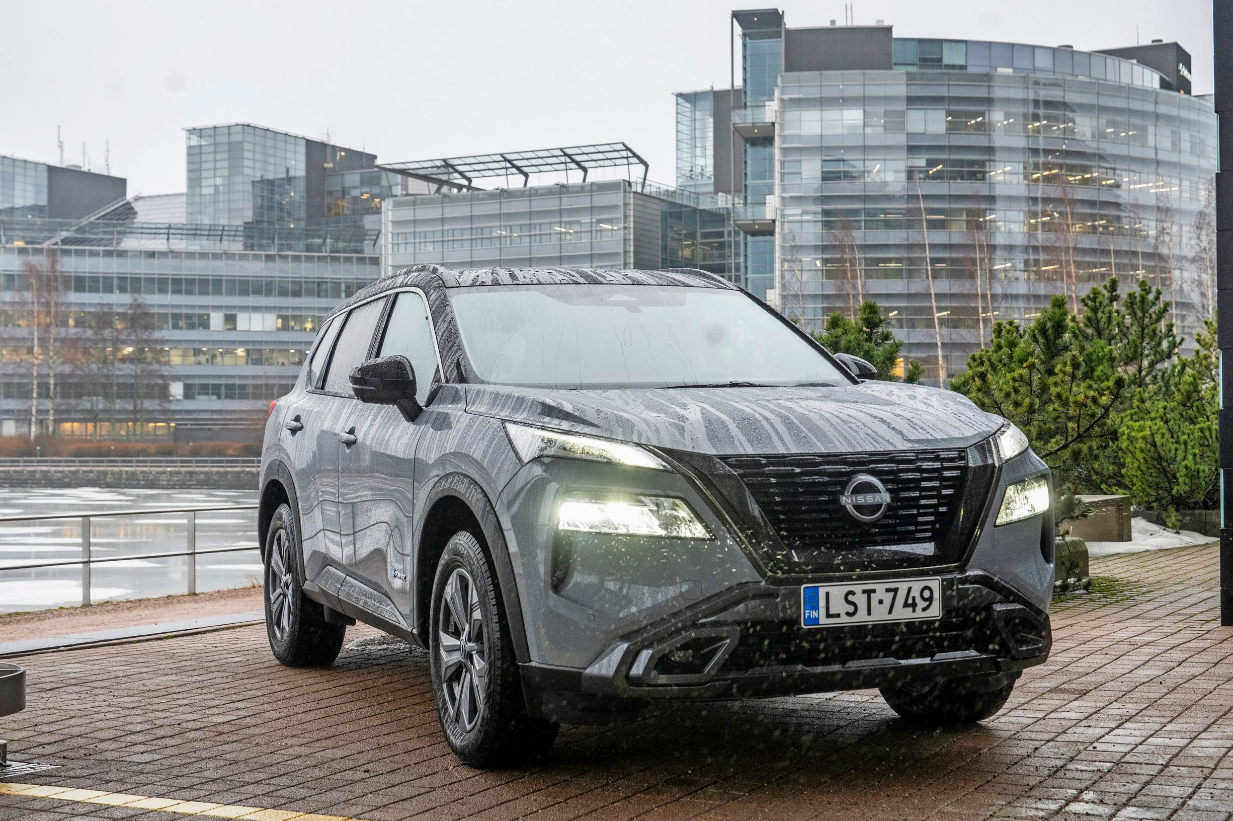 Kulkee sähköllä, mutta ei tarvitse ikinä ladata – Mikä se on? No tietysti Nissan X-Trail
