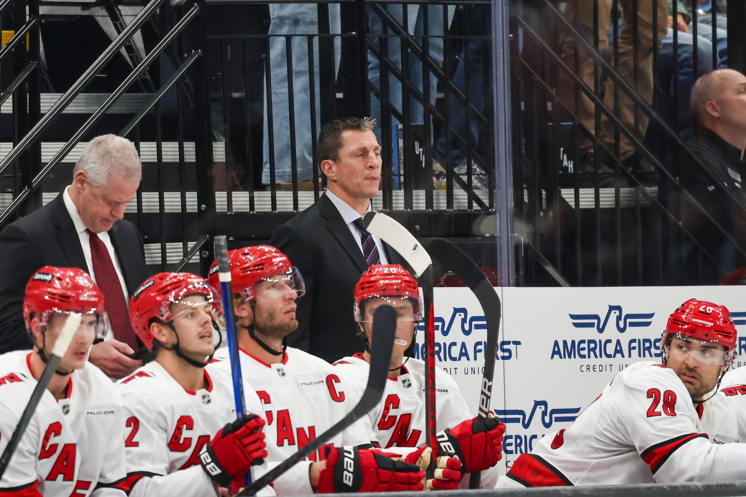 Sebastian Aho toikkaroi alle arvostelun NHL:ssä "pöllöpään" johdolla – "Typerys on typerys"