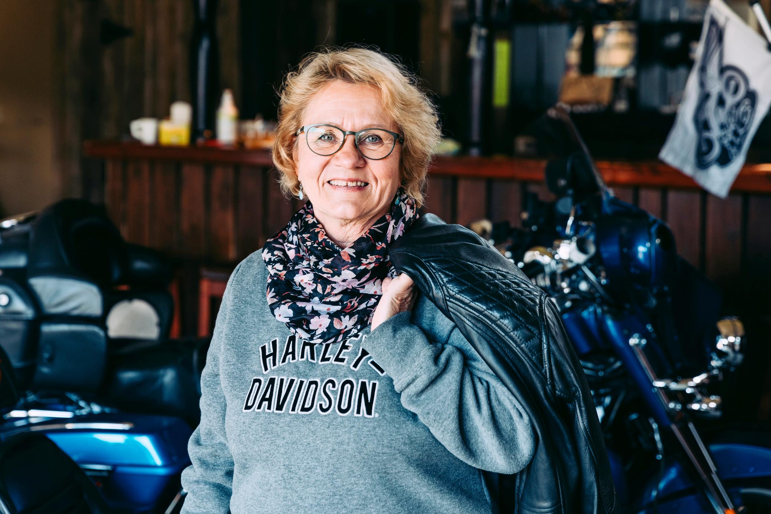Miten rakkaus toimii kypsässä iässä? Moottoripyöräily yhdistää Jormaa ja Liisaa, ja Liisa on ajanut omaa moottoripyörää yli 20 vuotta, mutta nykyisin hän viihtyy takapenkillä ja sivuvaunussa. 