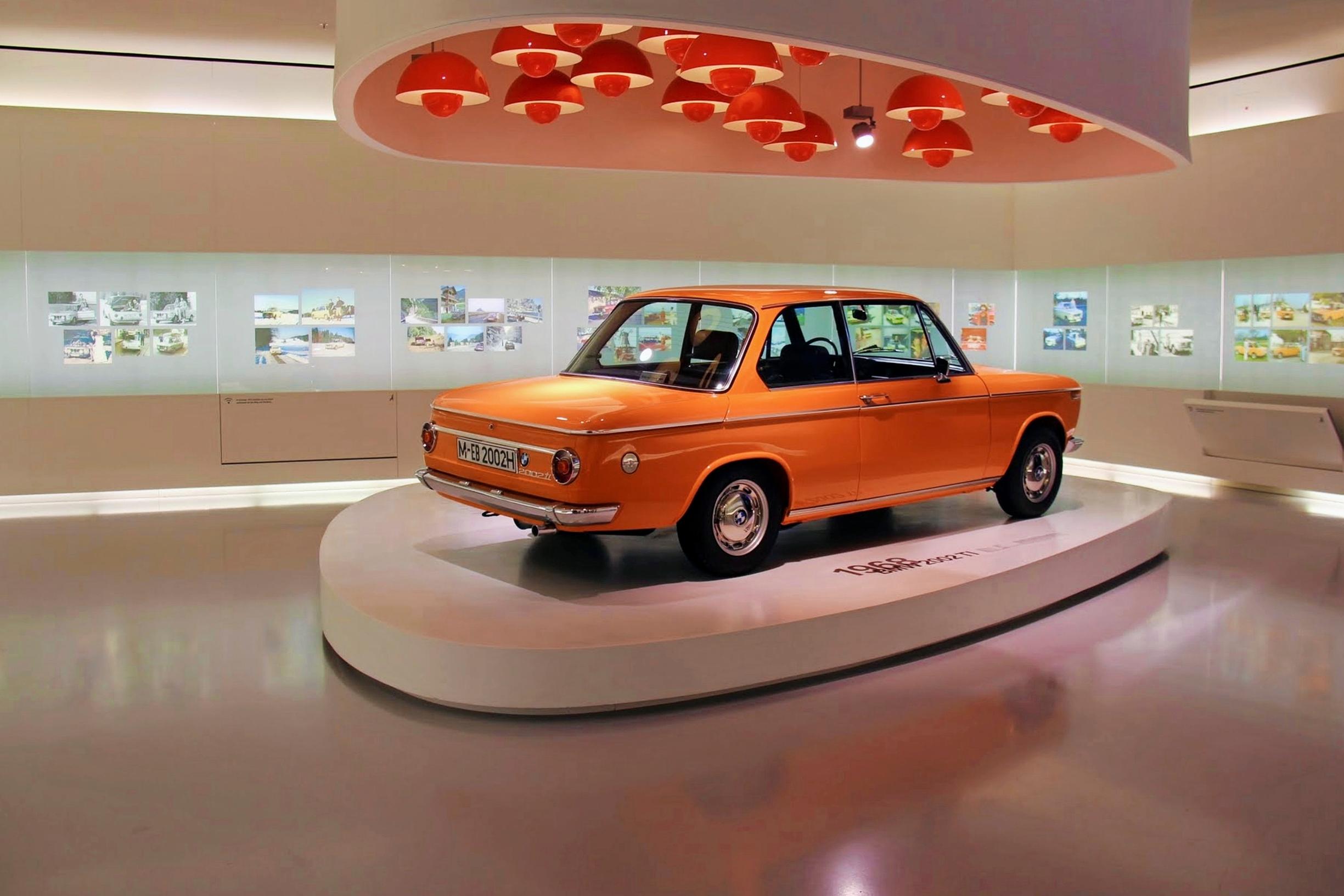 BMW 2002. Tämä Bemu on todellinen klassikkojen klassikko. Kulkee kovaa, ja tarjoaa kaarteissa halukkaasti ahteria.