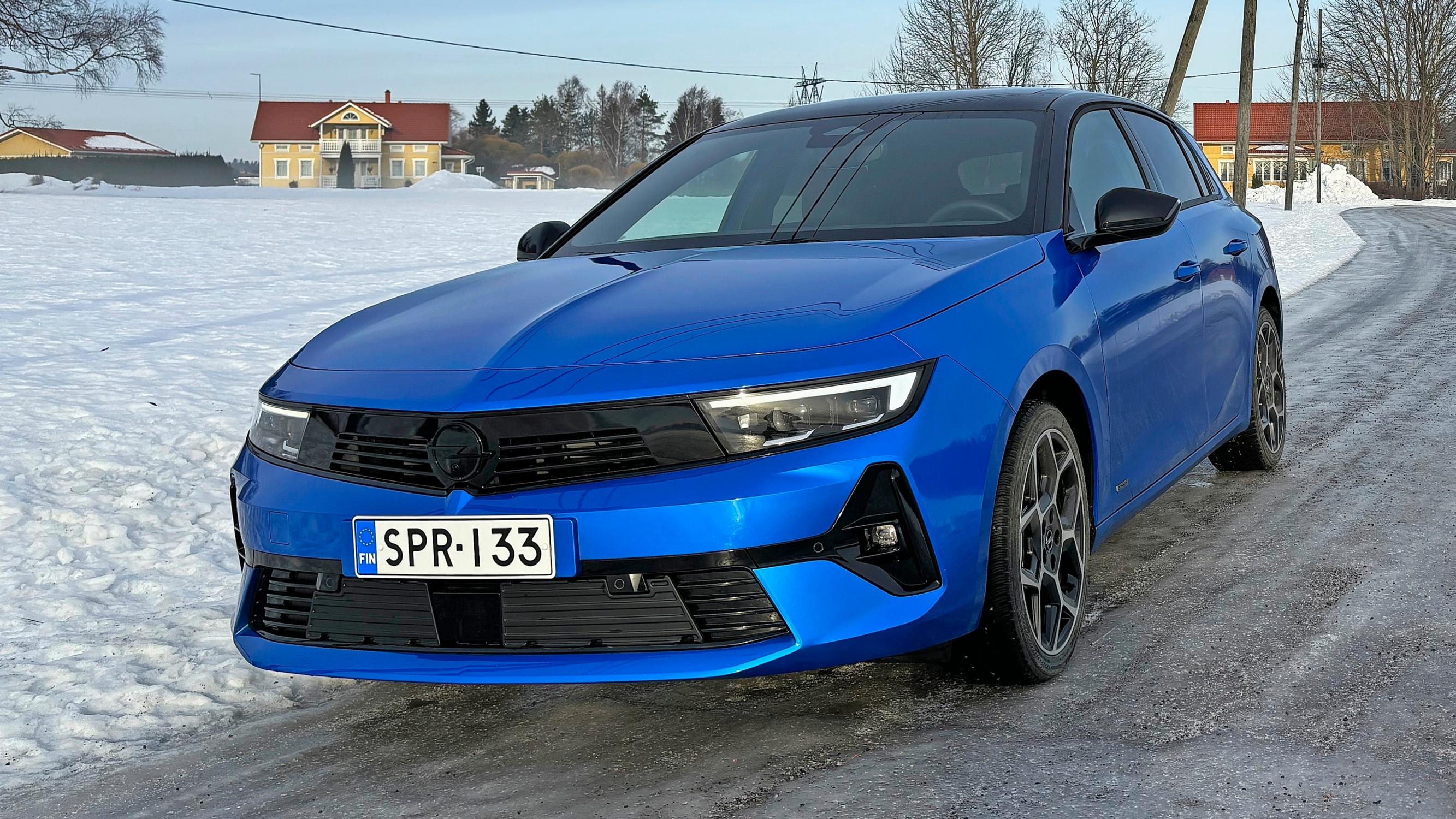Opel Astra Electric näyttää numeroiden valossa laiskalta, mutta tien päällä meno on sulavaa ja ajettavuus huippuluokkaa