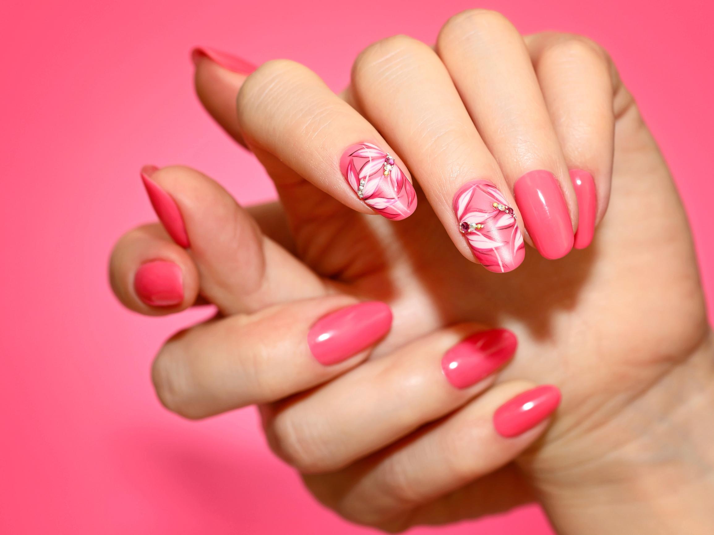 Annoitko lapsesi tehdä rakennekynsiä kotona? Kotitekoiset kynnet ovat nousseet nuorten suosioon allergiariskistä huolimatta