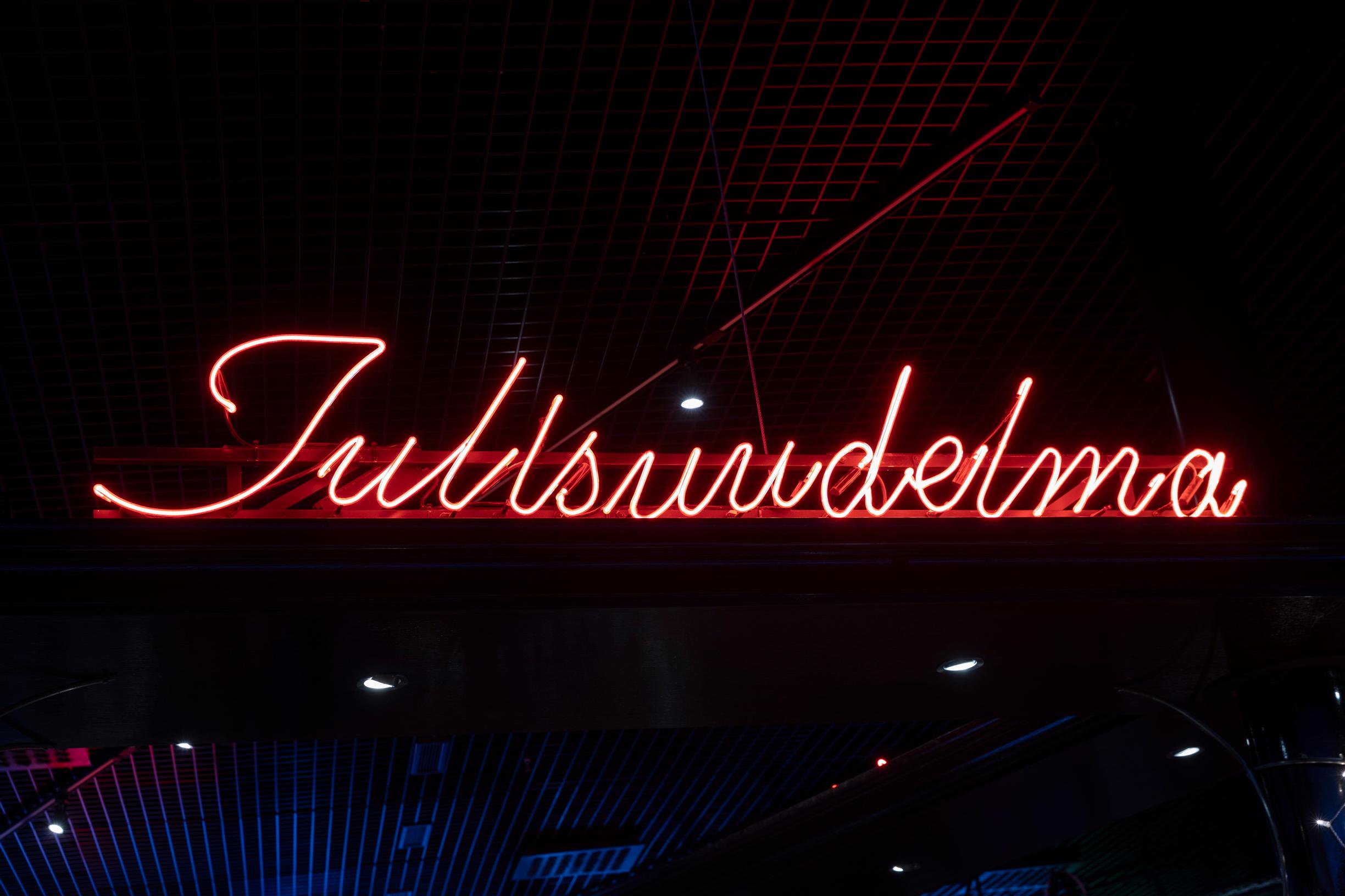 Hotelli Vantaa testissä: Tulisuudelma on hotellin menomestoista kuuluisin. Siellä esiintyy viikoittain kotimaisia pop- ja rockartisteja.
