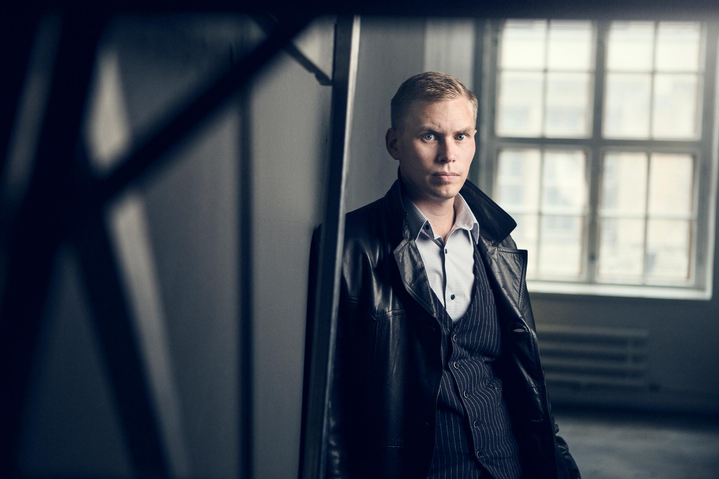 Dekkarikomeetta Arttu Tuominen visioi lento-onnettomuuksia kesken palaverin
