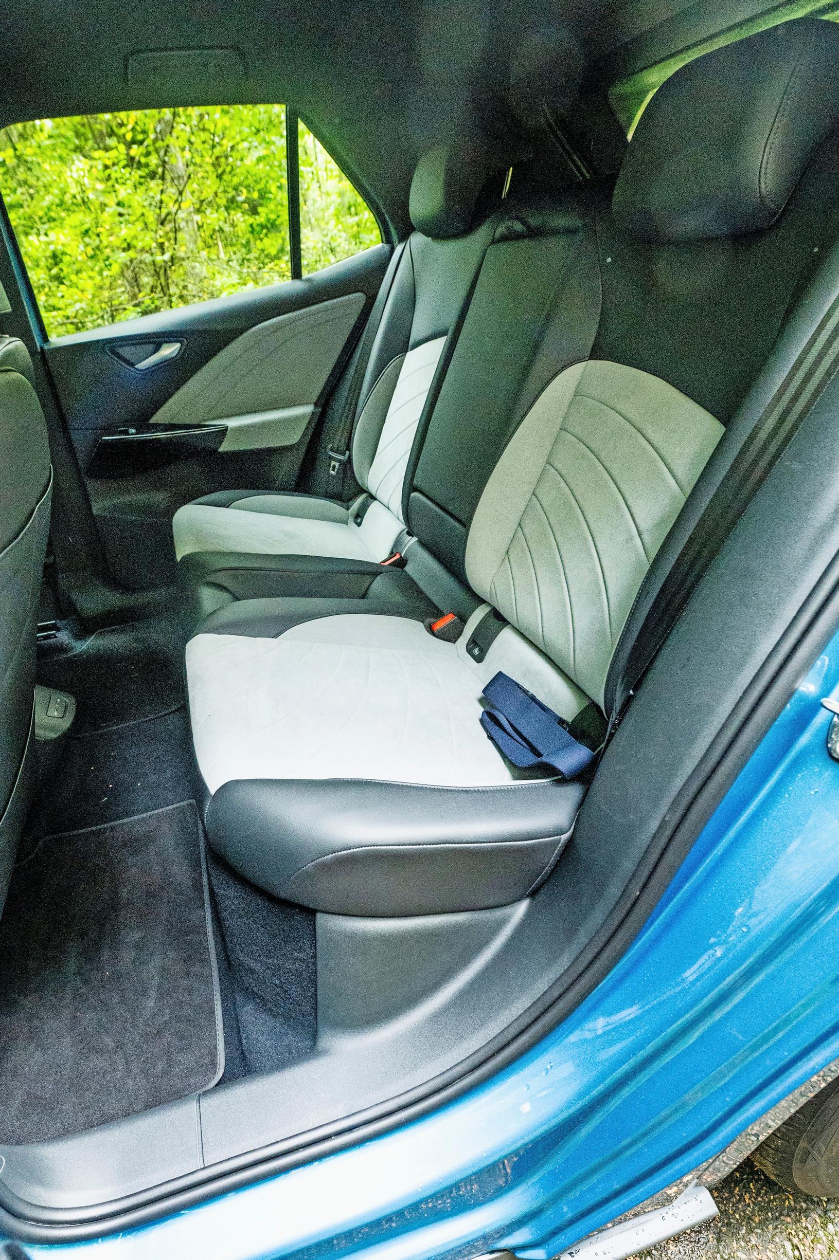 Volkswagen ID.3 Pro S Business Maxin takapenkillä istuu ihan mielikseen, mutta jos haluaa istuimen kolmelle, niin pitää valita Pro-malli. Pro S on aina nelipaikkainen.