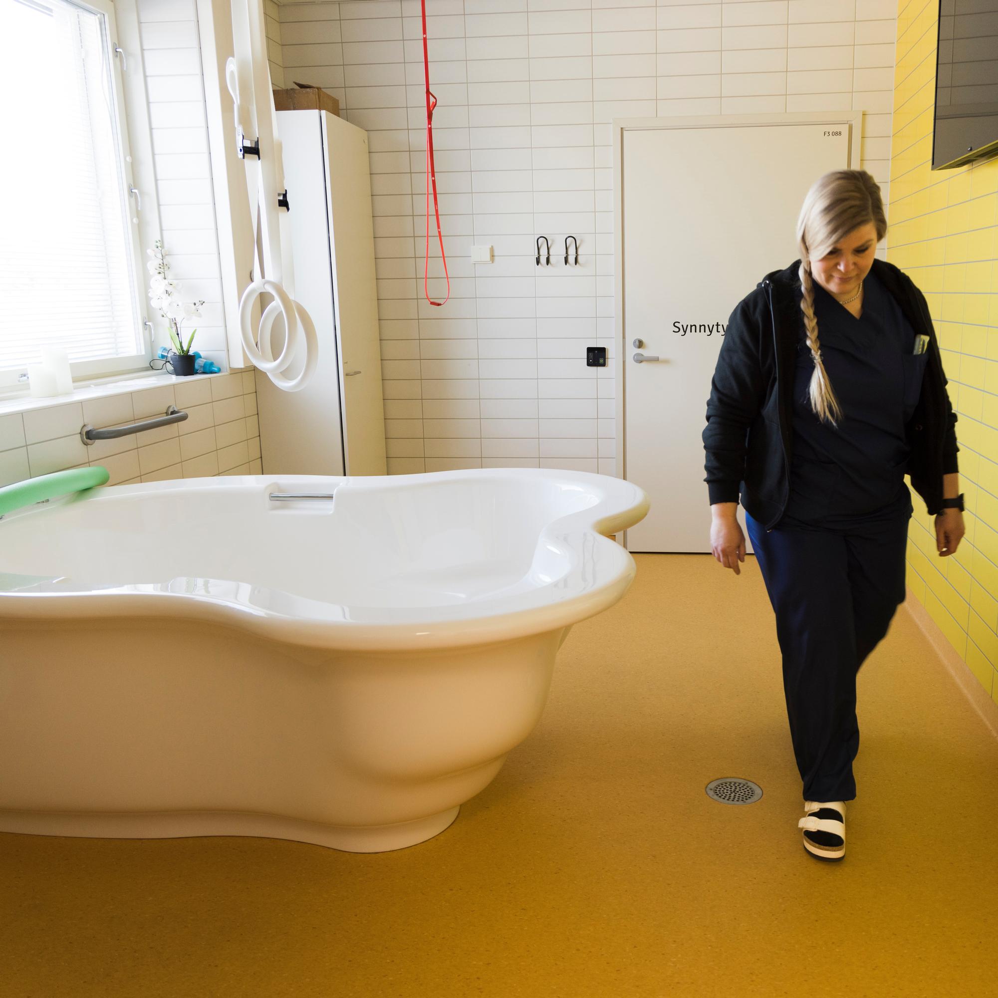 Onko tässä Suomen synnytysturismin uusi keskus? Hittisairaala houkuttelee potilaita perhehuoneilla, sauna avoinna jopa puolisoille