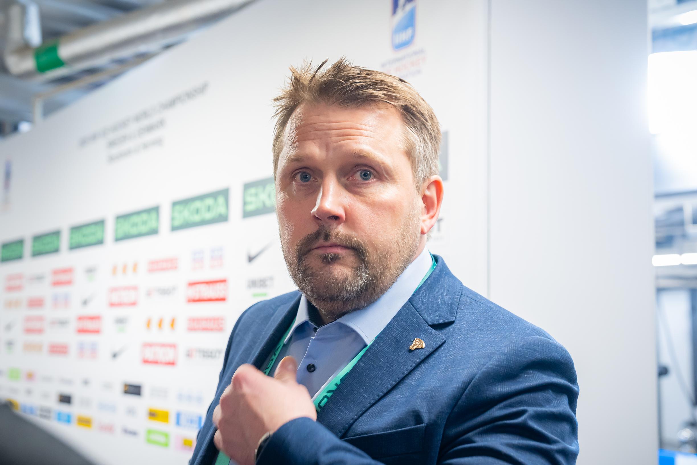 Leijonien päävalmentaja Antti Pennanen hylkäsi osaamisensa "puoskaripsykologian" vuoksi – MM-menestys vaarassa: "Sekaannus käsinkosketeltavaa"